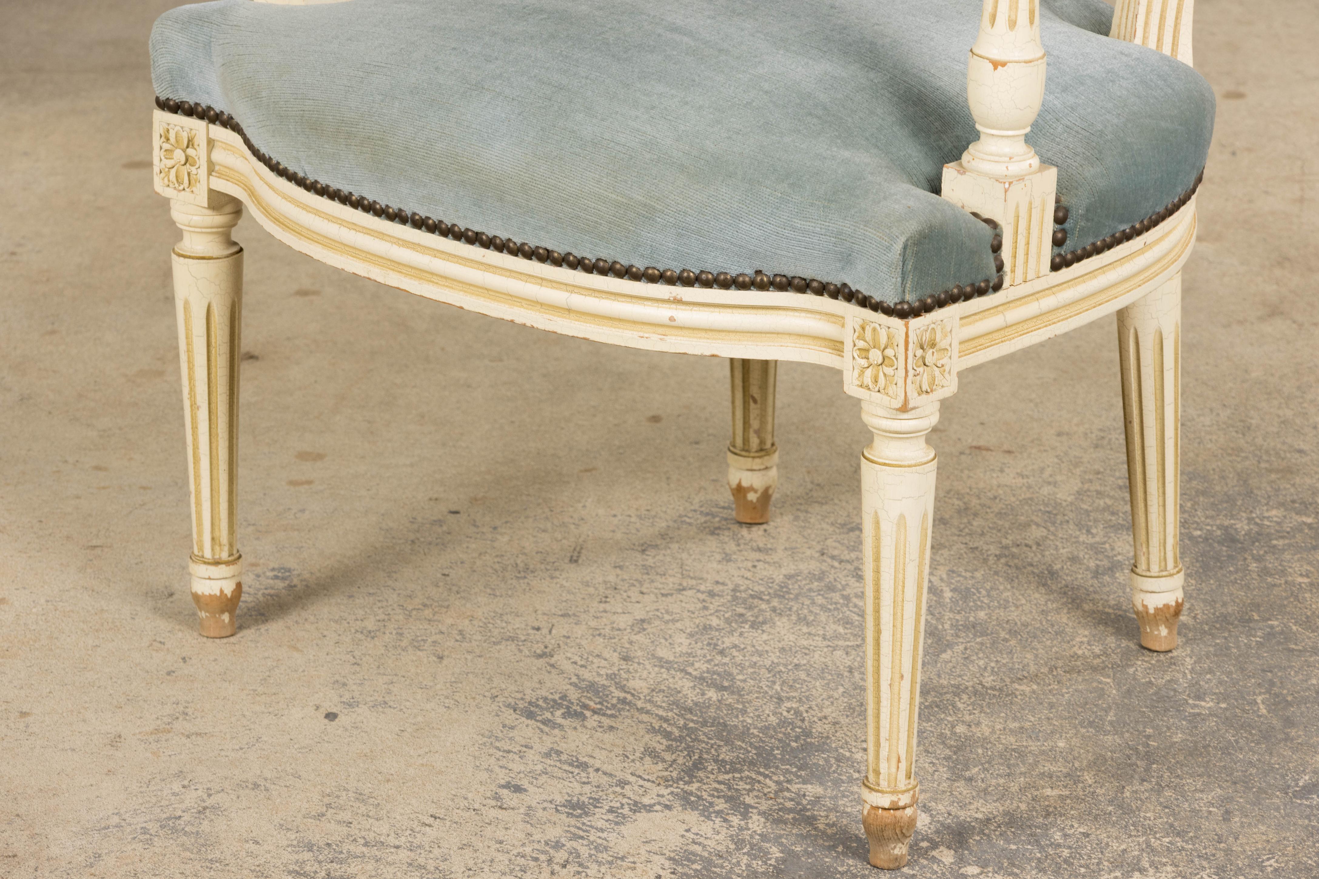 Pareja de Antiguos Sillones Franceses Pintados Estilo Luis XVI En Terciopelo Azul en venta 12