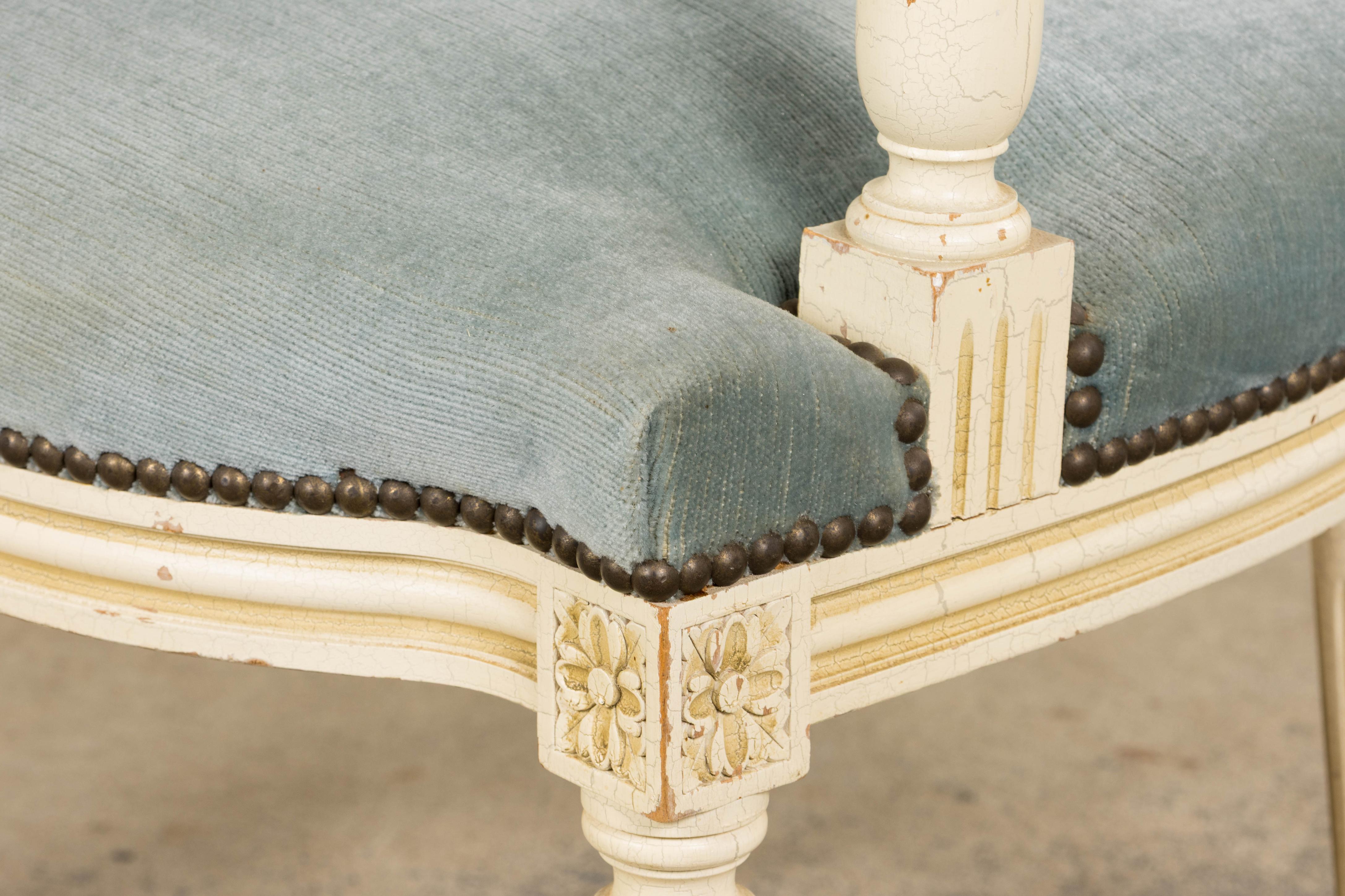 Pareja de Antiguos Sillones Franceses Pintados Estilo Luis XVI En Terciopelo Azul en venta 13