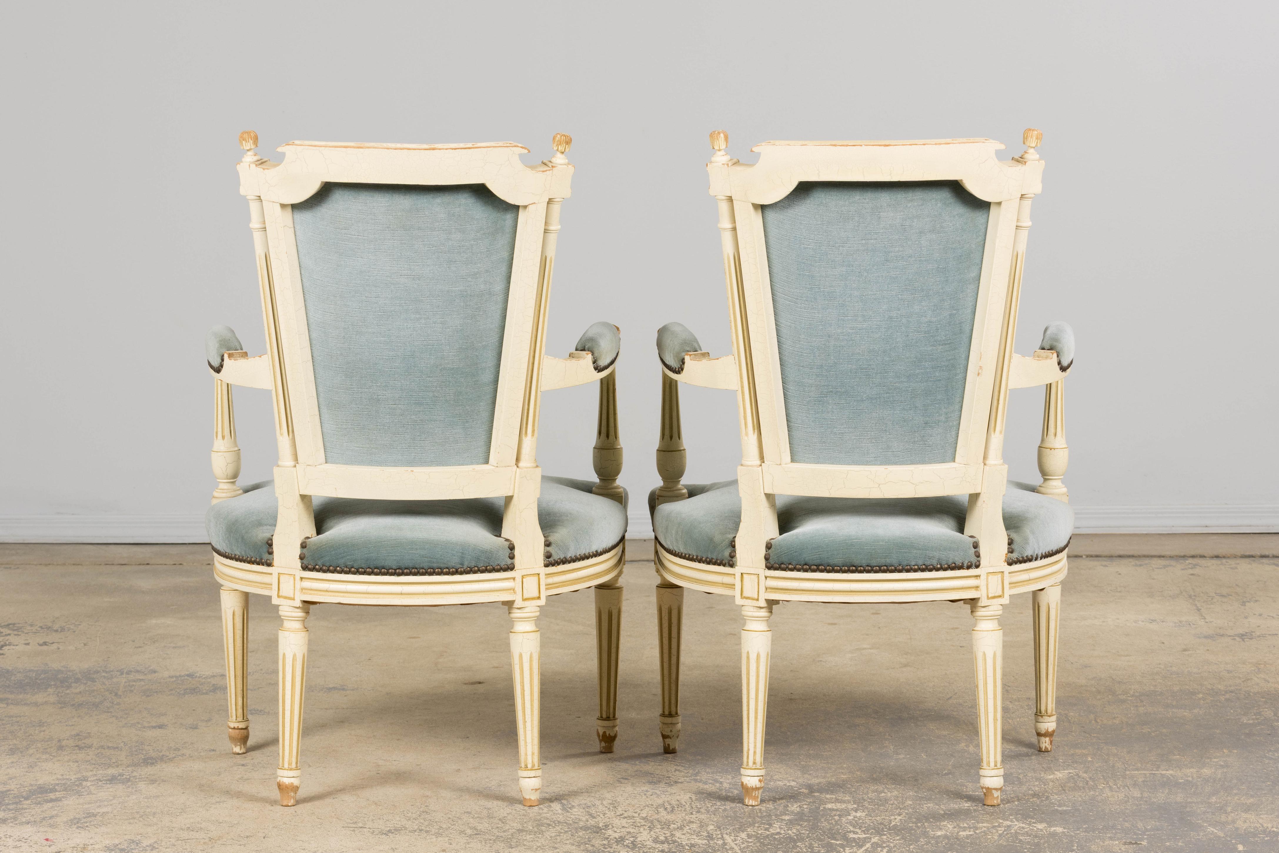 Pareja de Antiguos Sillones Franceses Pintados Estilo Luis XVI En Terciopelo Azul en venta 14