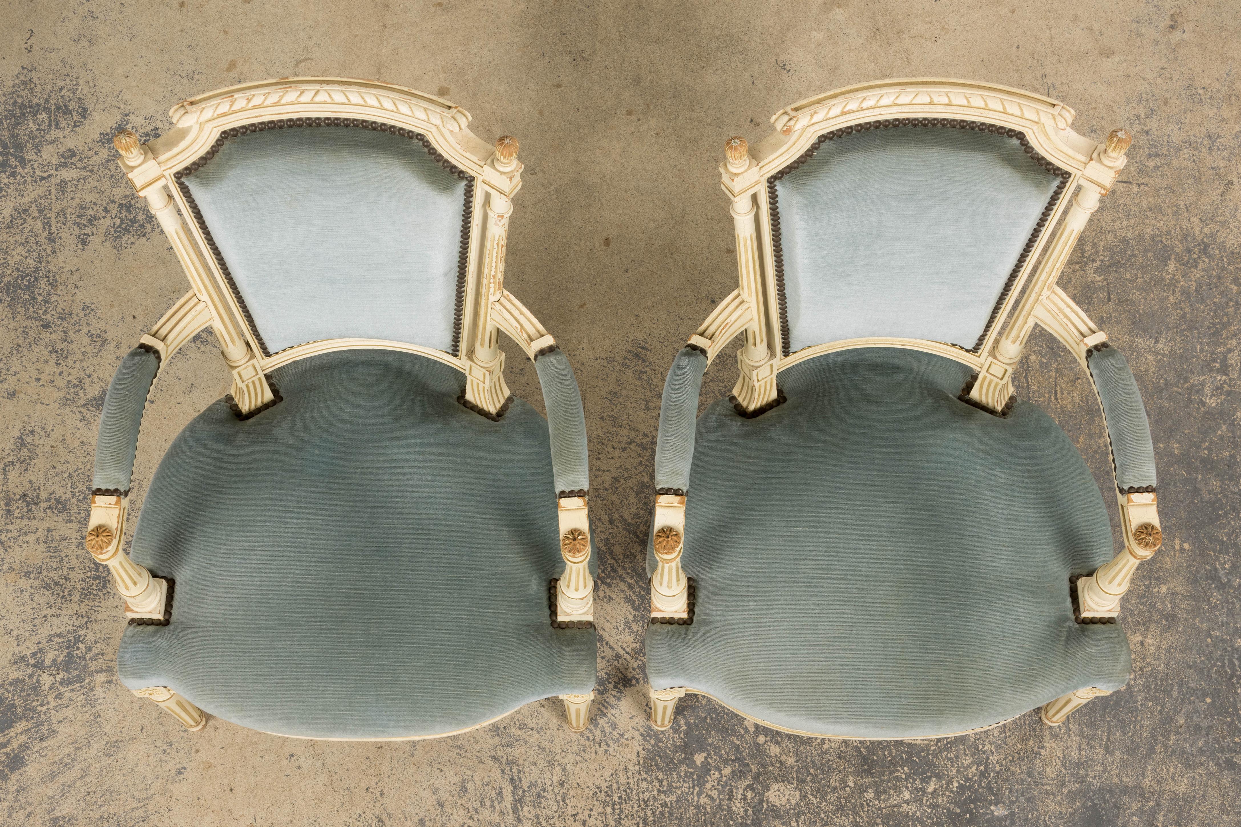 Pareja de Antiguos Sillones Franceses Pintados Estilo Luis XVI En Terciopelo Azul Francés en venta