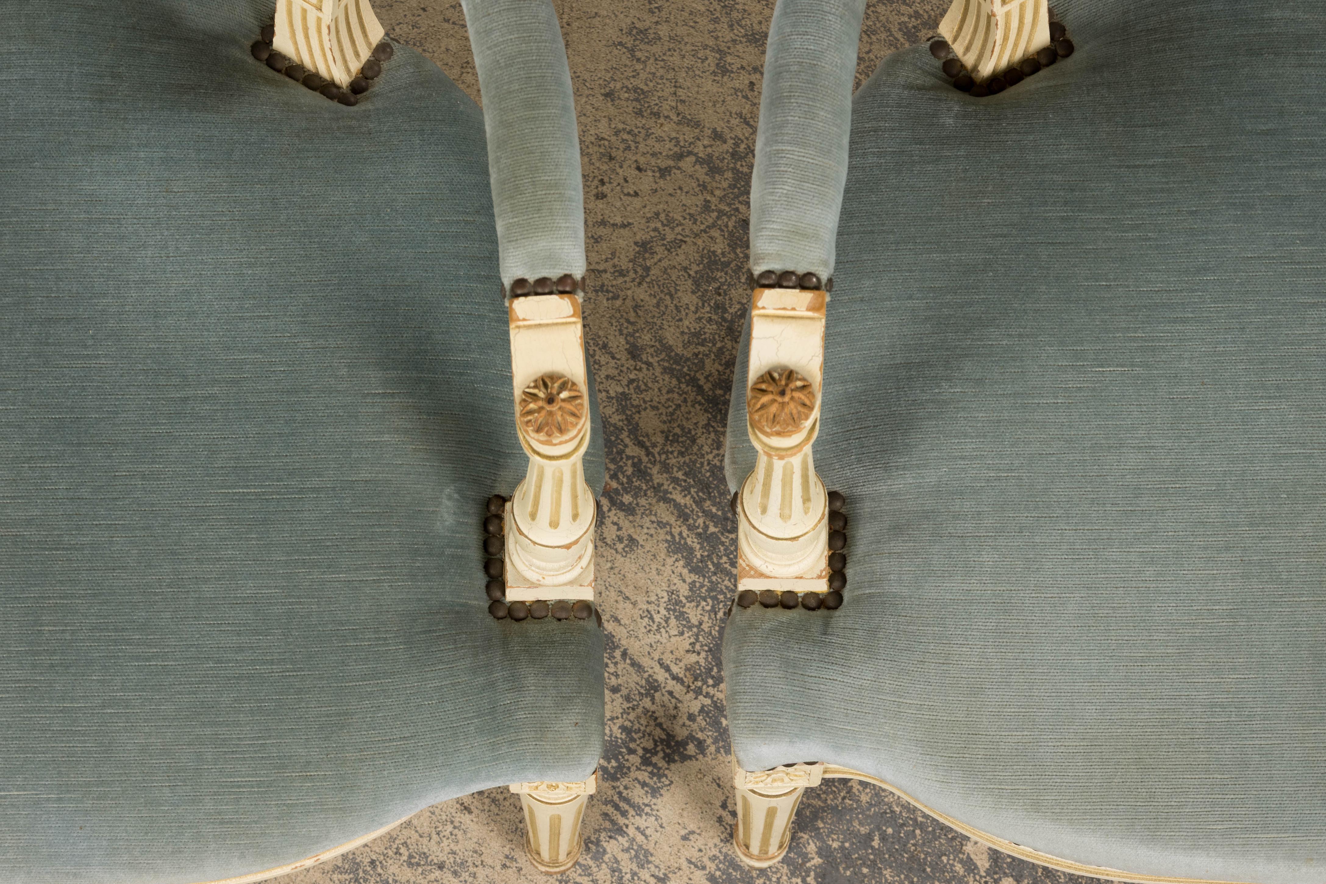 Pareja de Antiguos Sillones Franceses Pintados Estilo Luis XVI En Terciopelo Azul Tallado a mano en venta