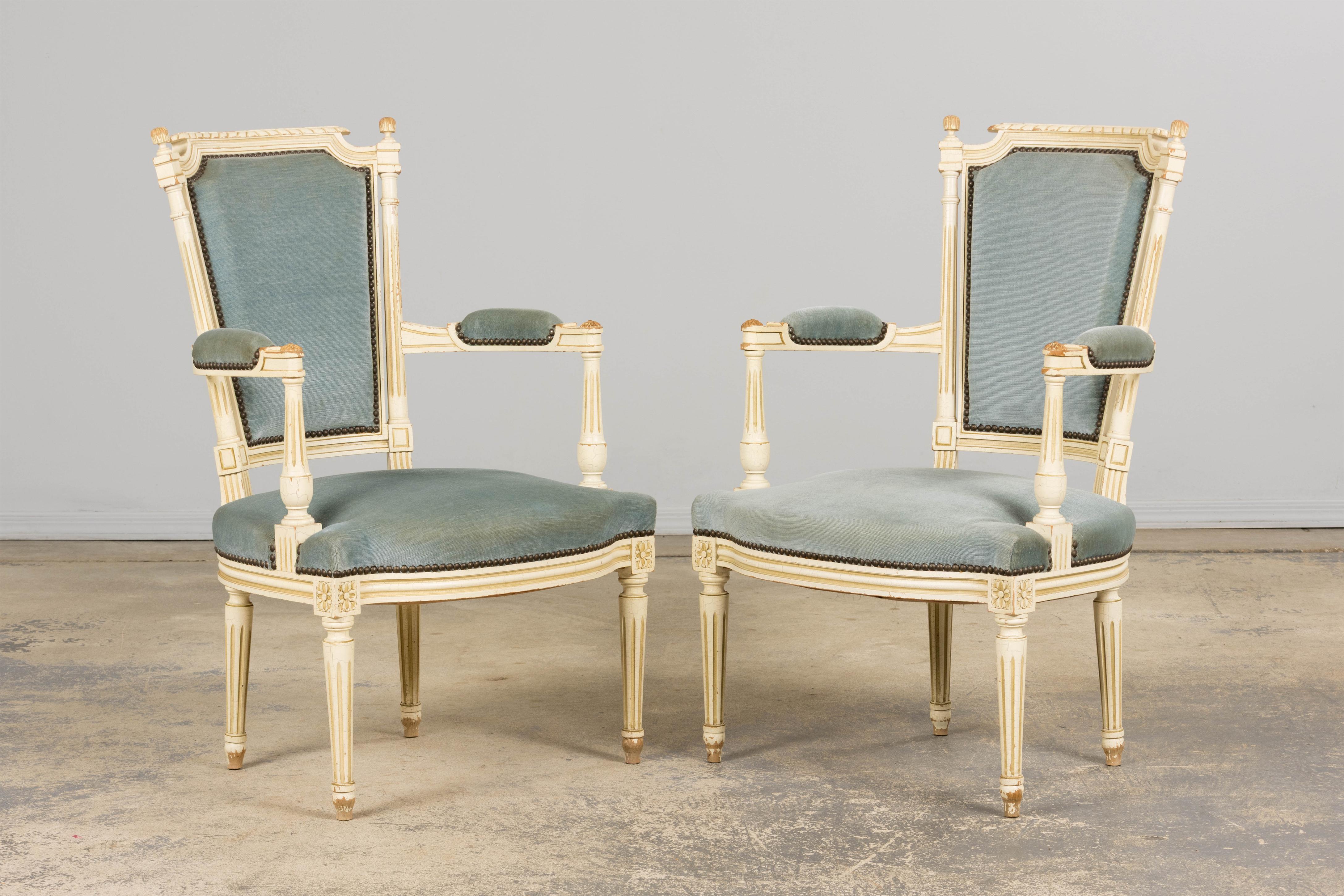 Pareja de Antiguos Sillones Franceses Pintados Estilo Luis XVI En Terciopelo Azul en Bueno estado para la venta en Astoria, NY