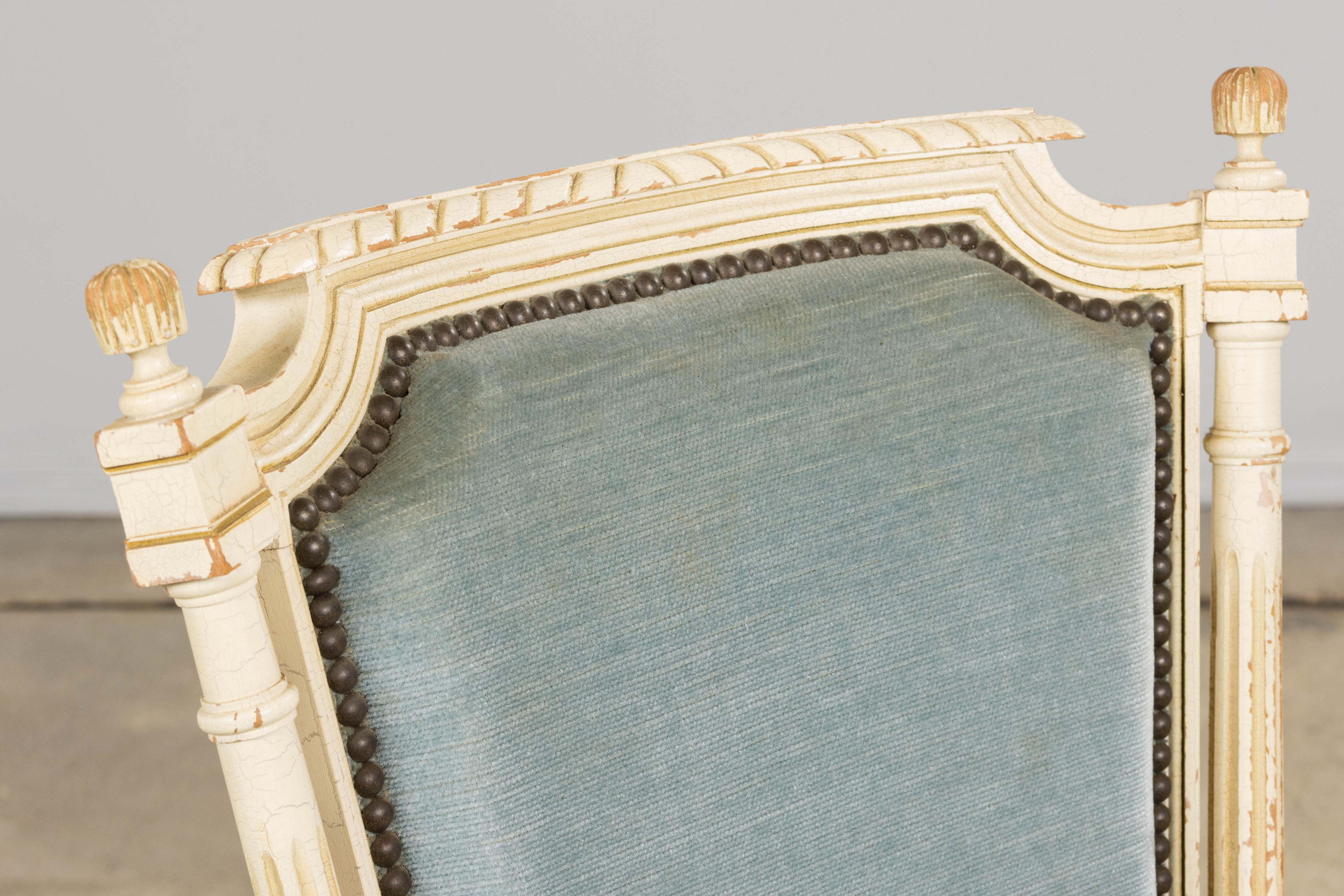 Pareja de Antiguos Sillones Franceses Pintados Estilo Luis XVI En Terciopelo Azul siglo XIX en venta
