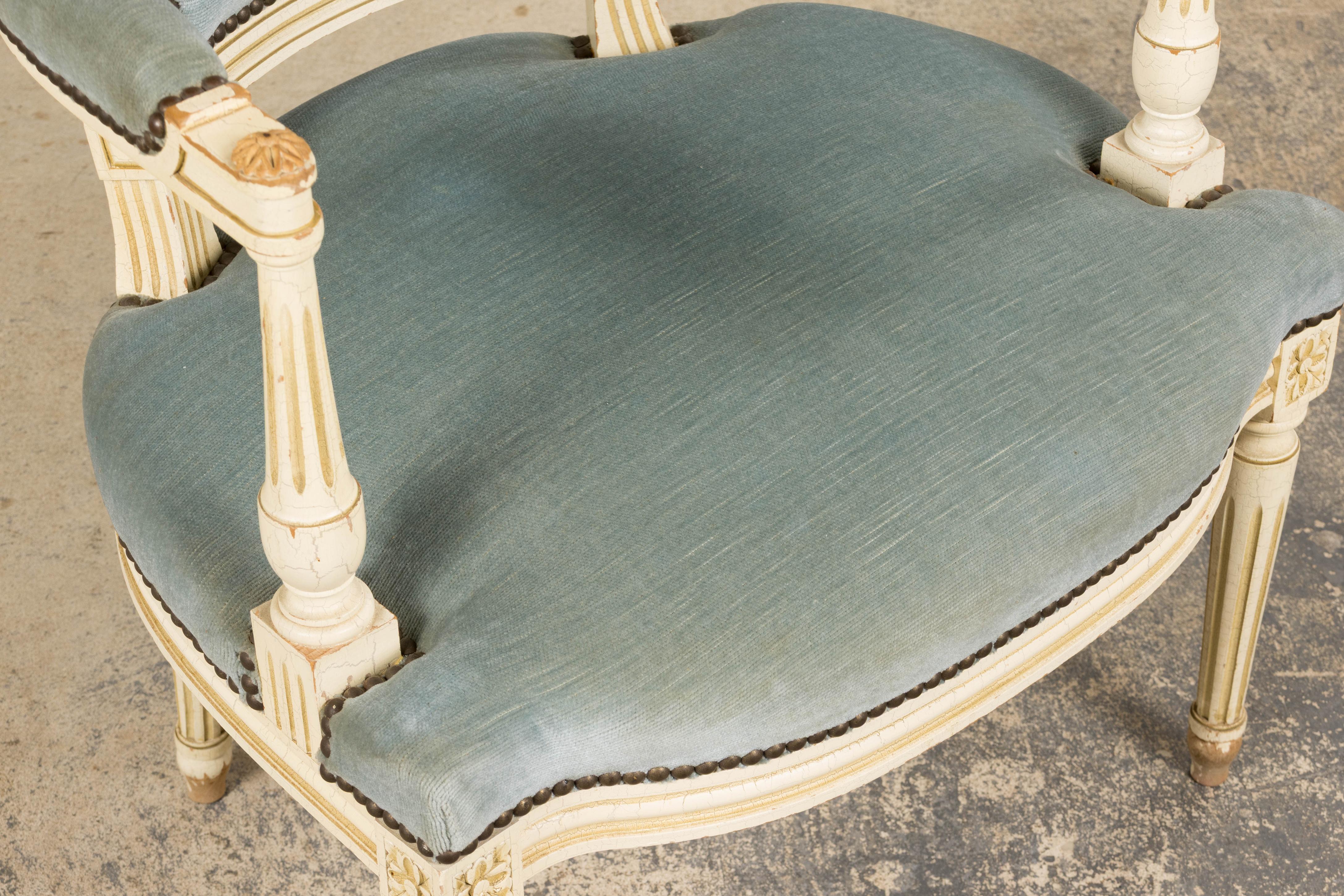 Pareja de Antiguos Sillones Franceses Pintados Estilo Luis XVI En Terciopelo Azul en venta 1