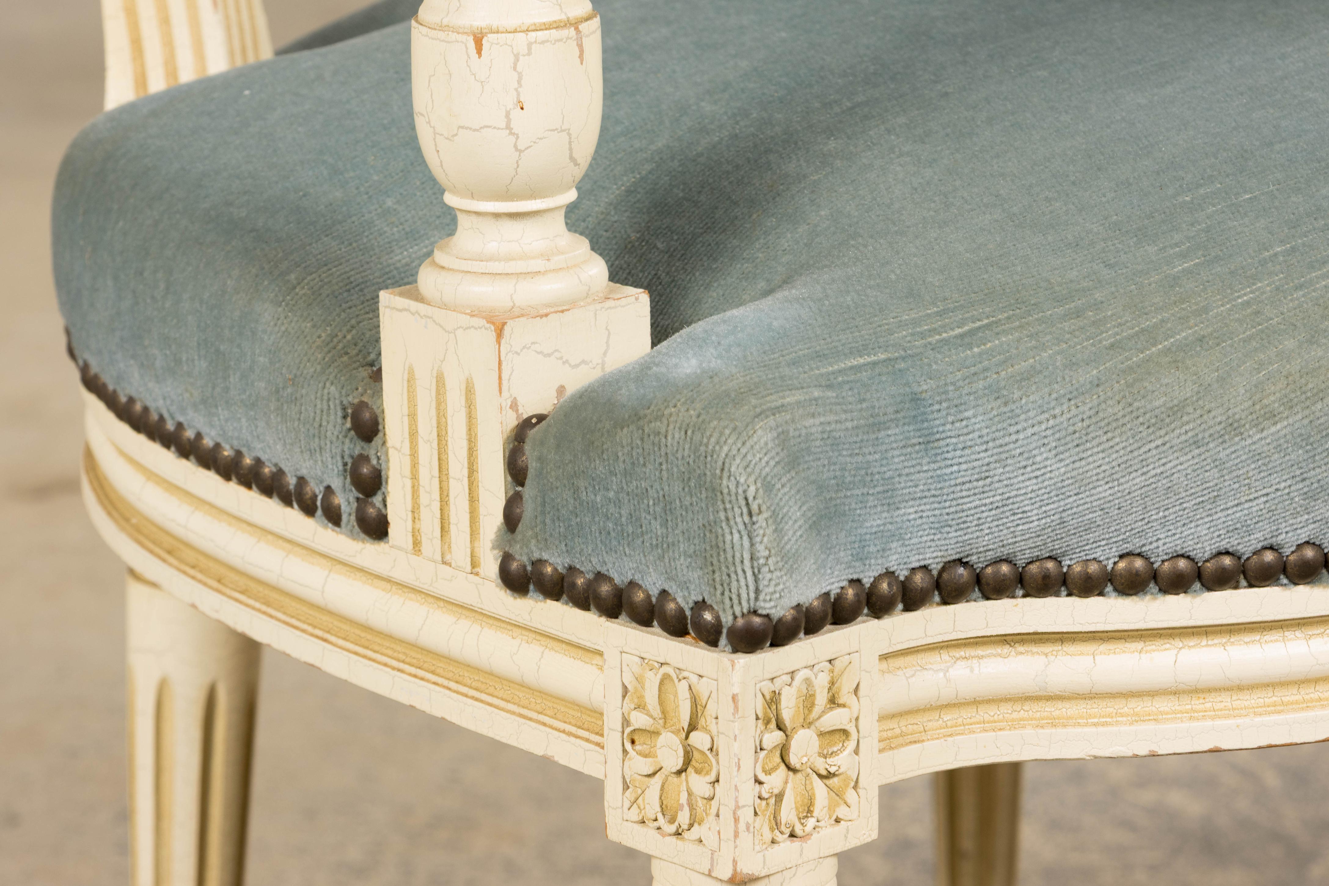 Pareja de Antiguos Sillones Franceses Pintados Estilo Luis XVI En Terciopelo Azul en venta 2