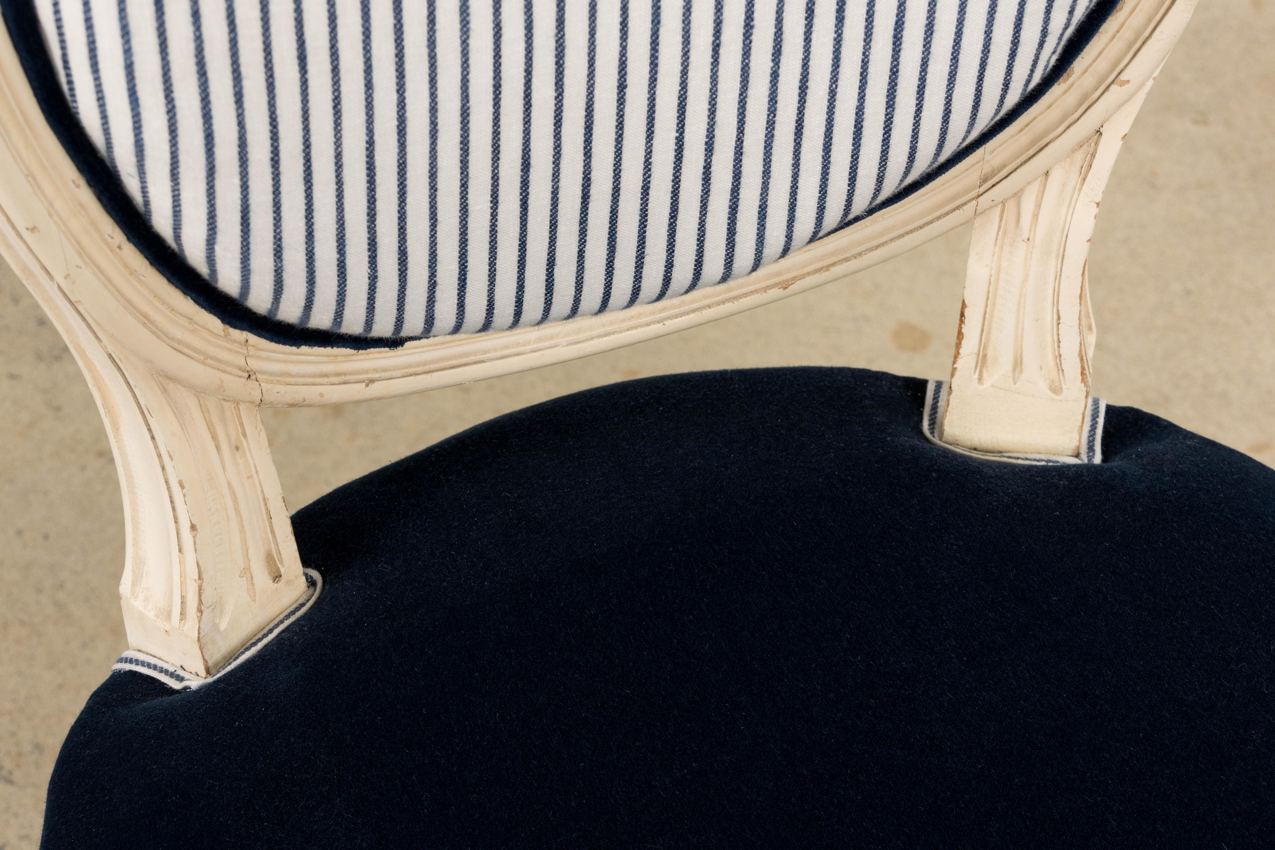 Paire de chaises d'appoint antiques françaises peintes de style Louis XVI en marine en vente 3