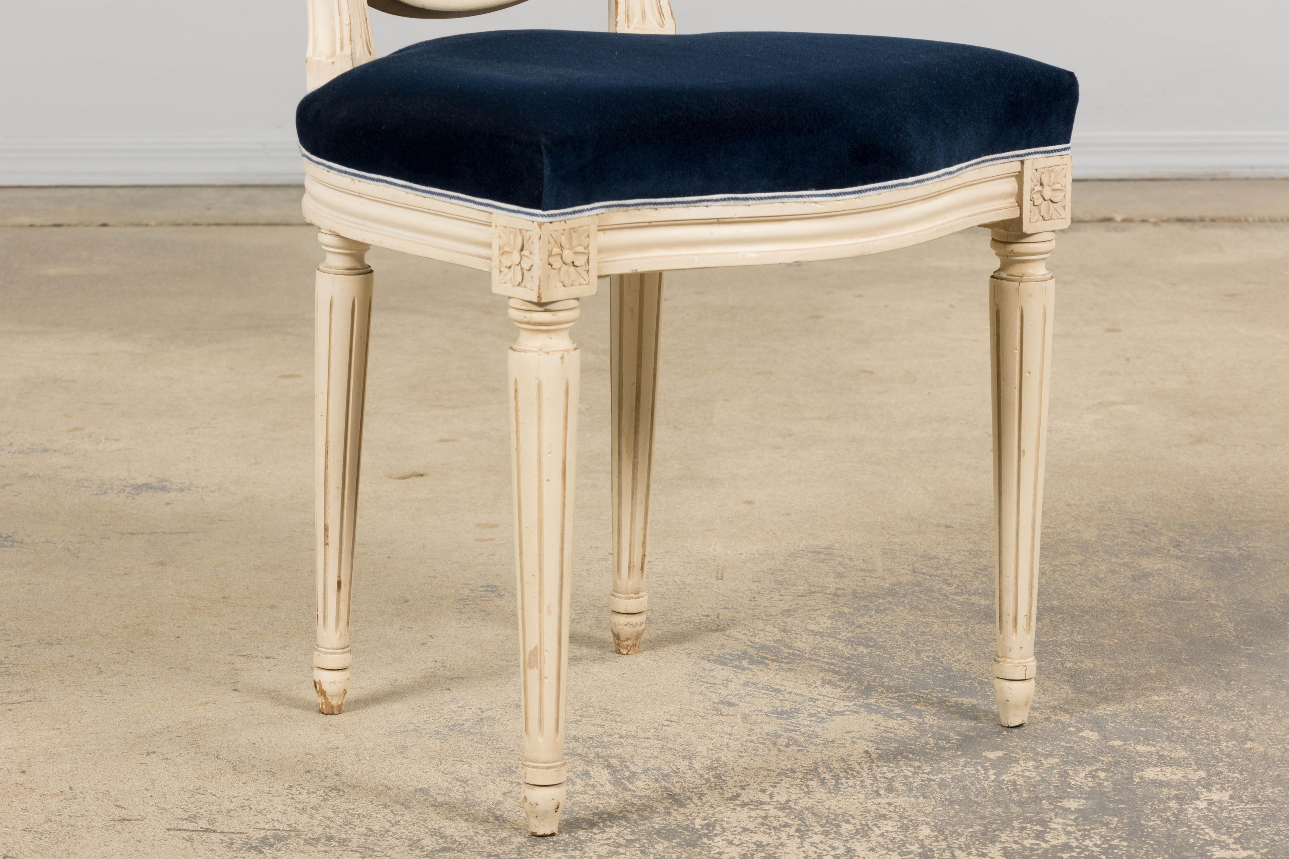 Paire de chaises d'appoint antiques françaises peintes de style Louis XVI en marine en vente 4