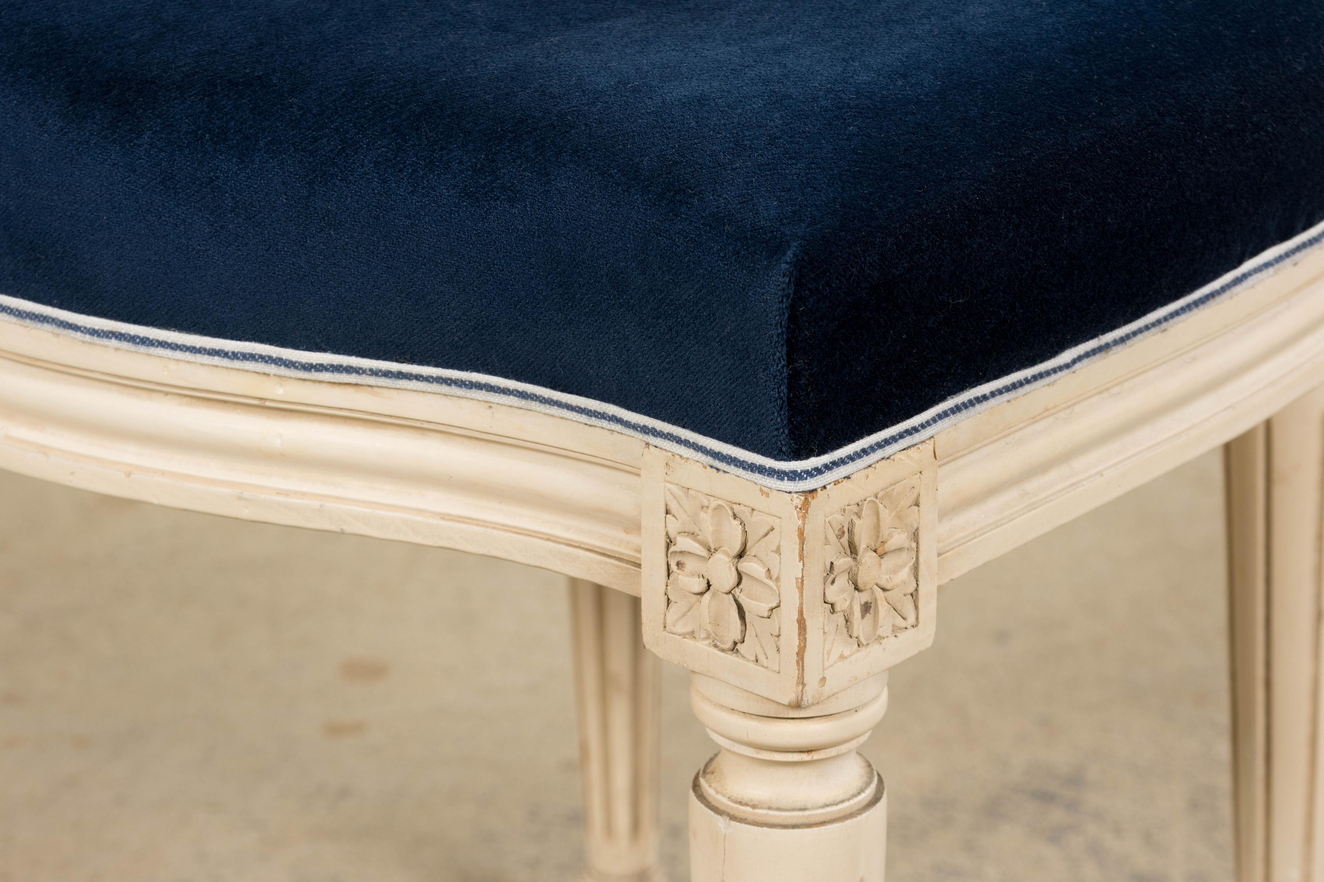 Paire de chaises d'appoint antiques françaises peintes de style Louis XVI en marine en vente 5