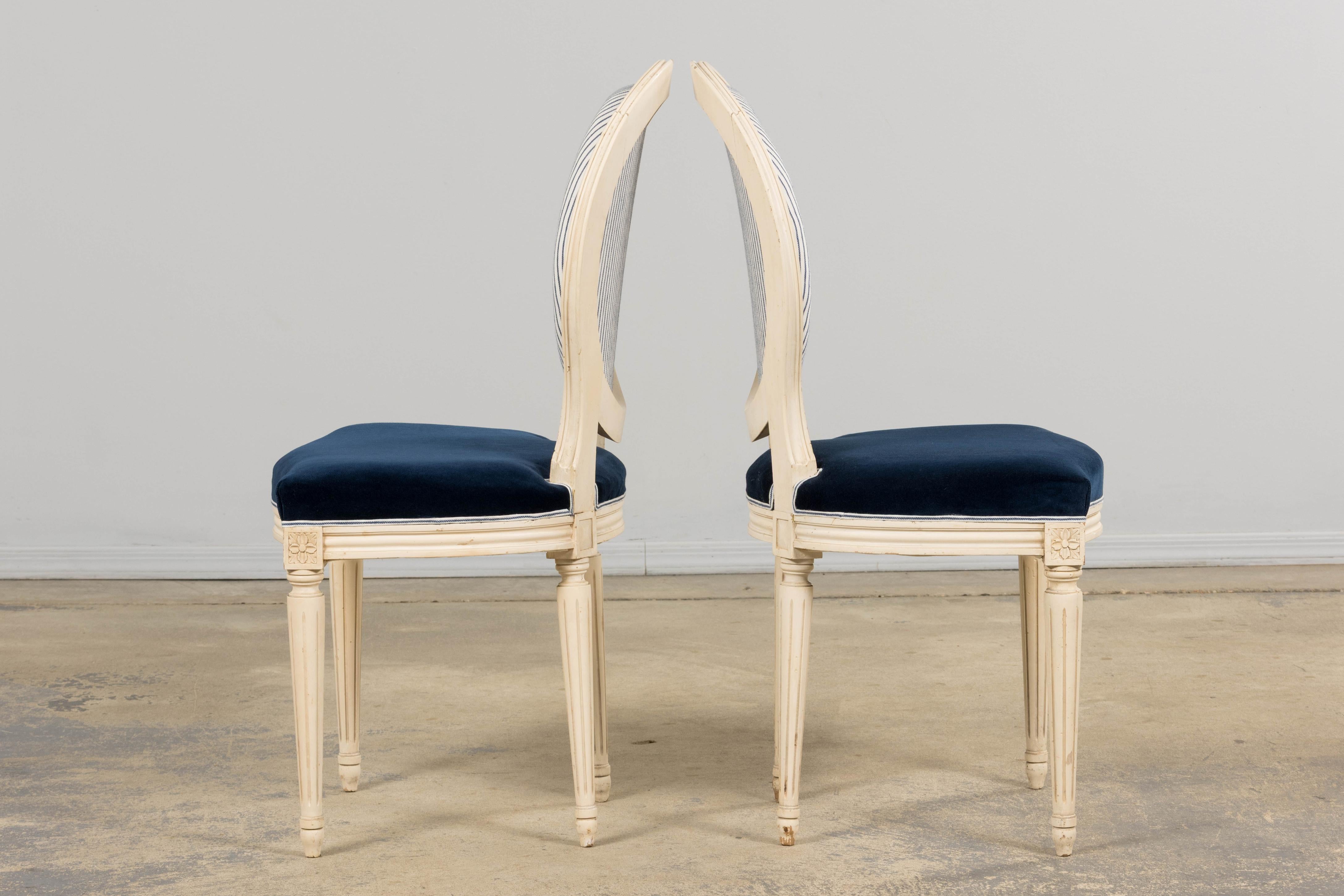 Paire de chaises d'appoint antiques françaises peintes de style Louis XVI en marine en vente 7