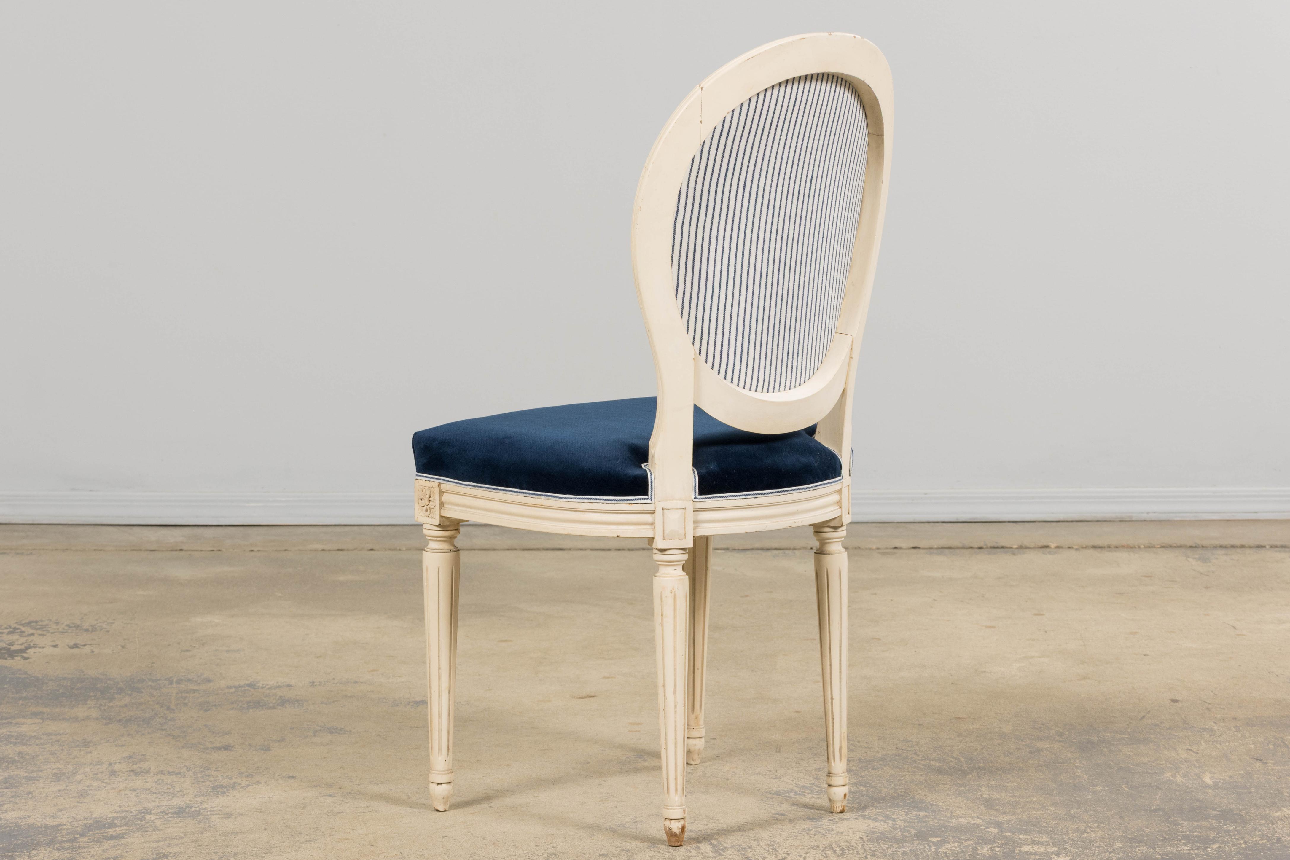 Paire de chaises d'appoint antiques françaises peintes de style Louis XVI en marine en vente 8