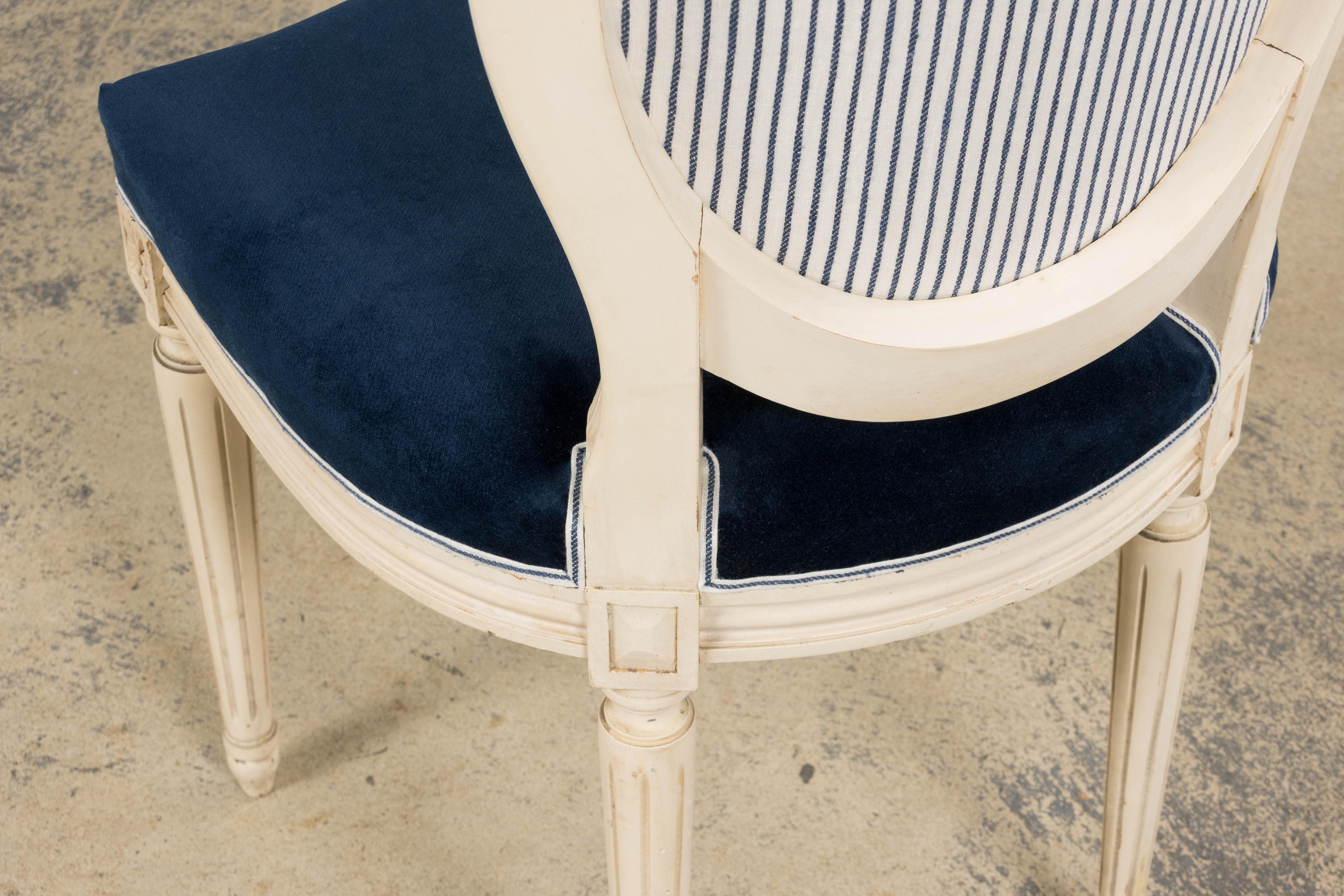 Paire de chaises d'appoint antiques françaises peintes de style Louis XVI en marine en vente 9