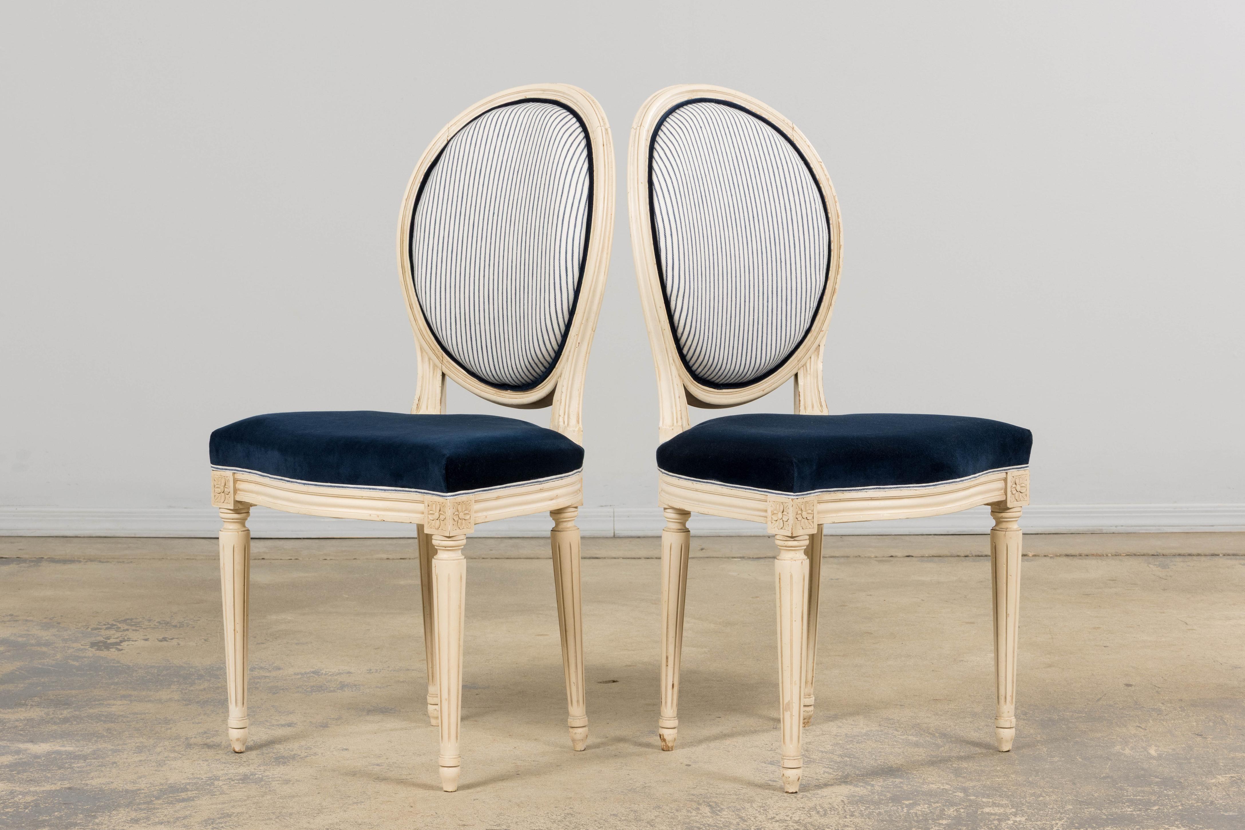 Paire de chaises d'appoint antiques françaises peintes de style Louis XVI en marine en vente 10