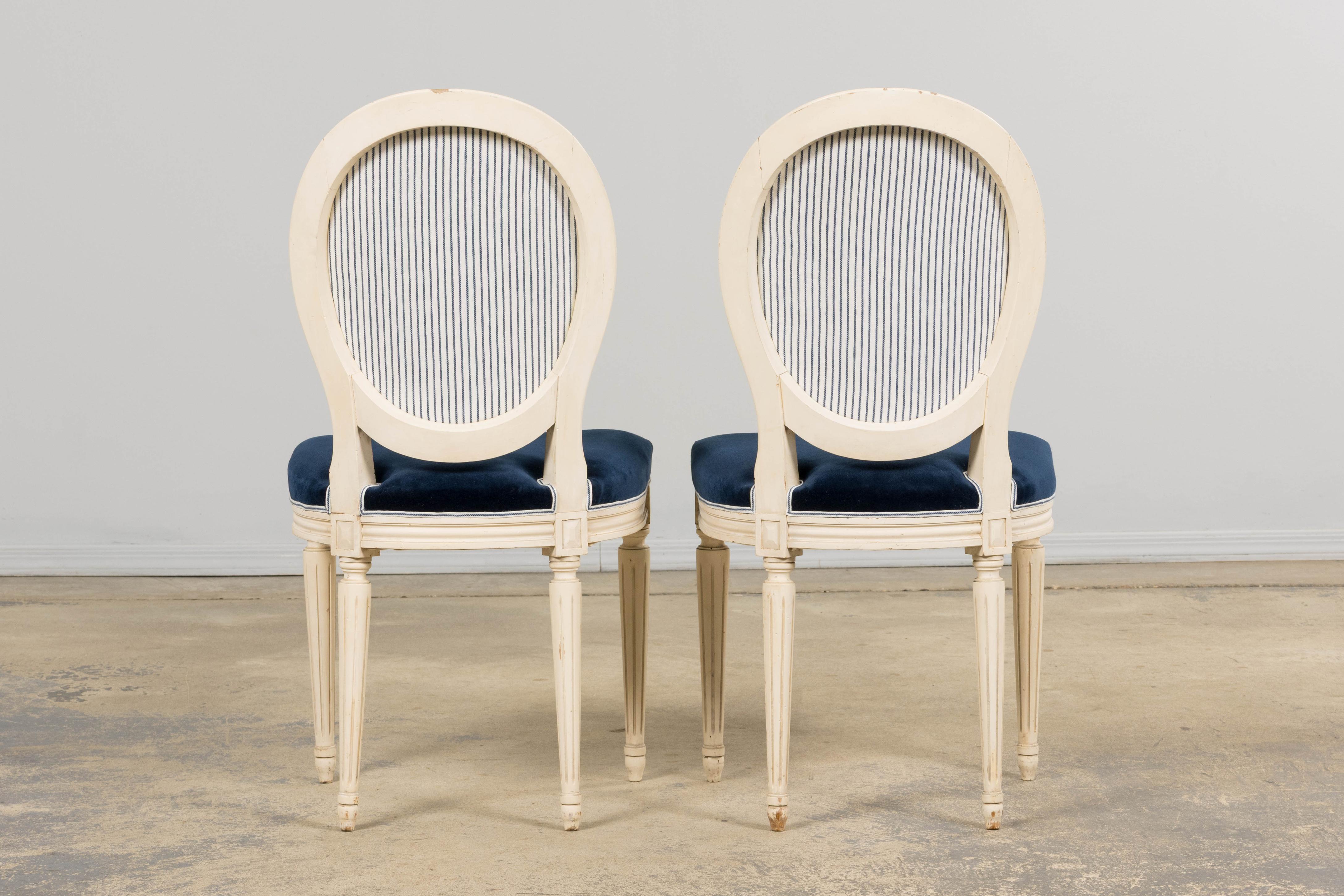Paire de chaises d'appoint antiques françaises peintes de style Louis XVI en marine en vente 12