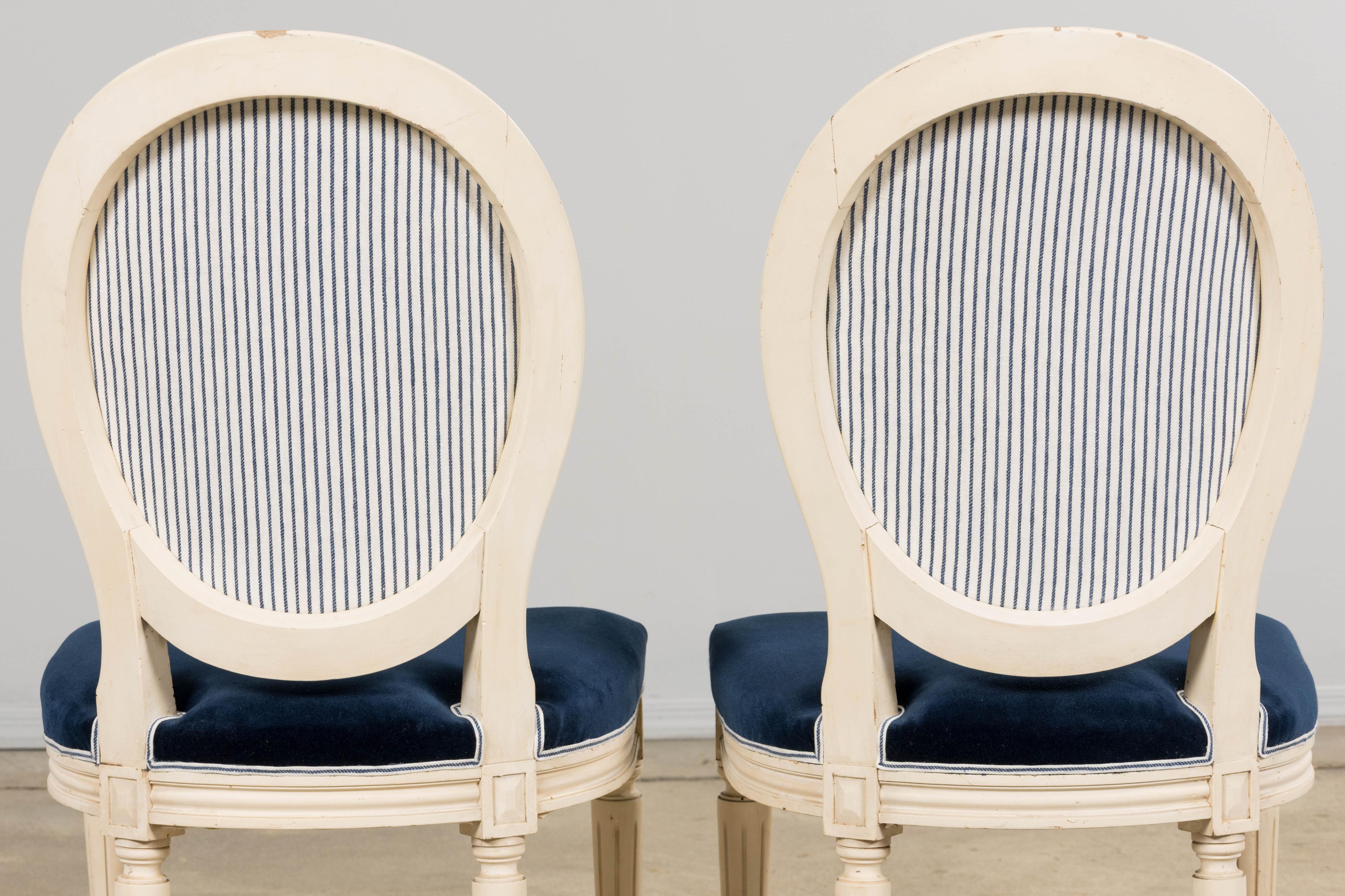 Paire de chaises d'appoint antiques françaises peintes de style Louis XVI en marine en vente 13