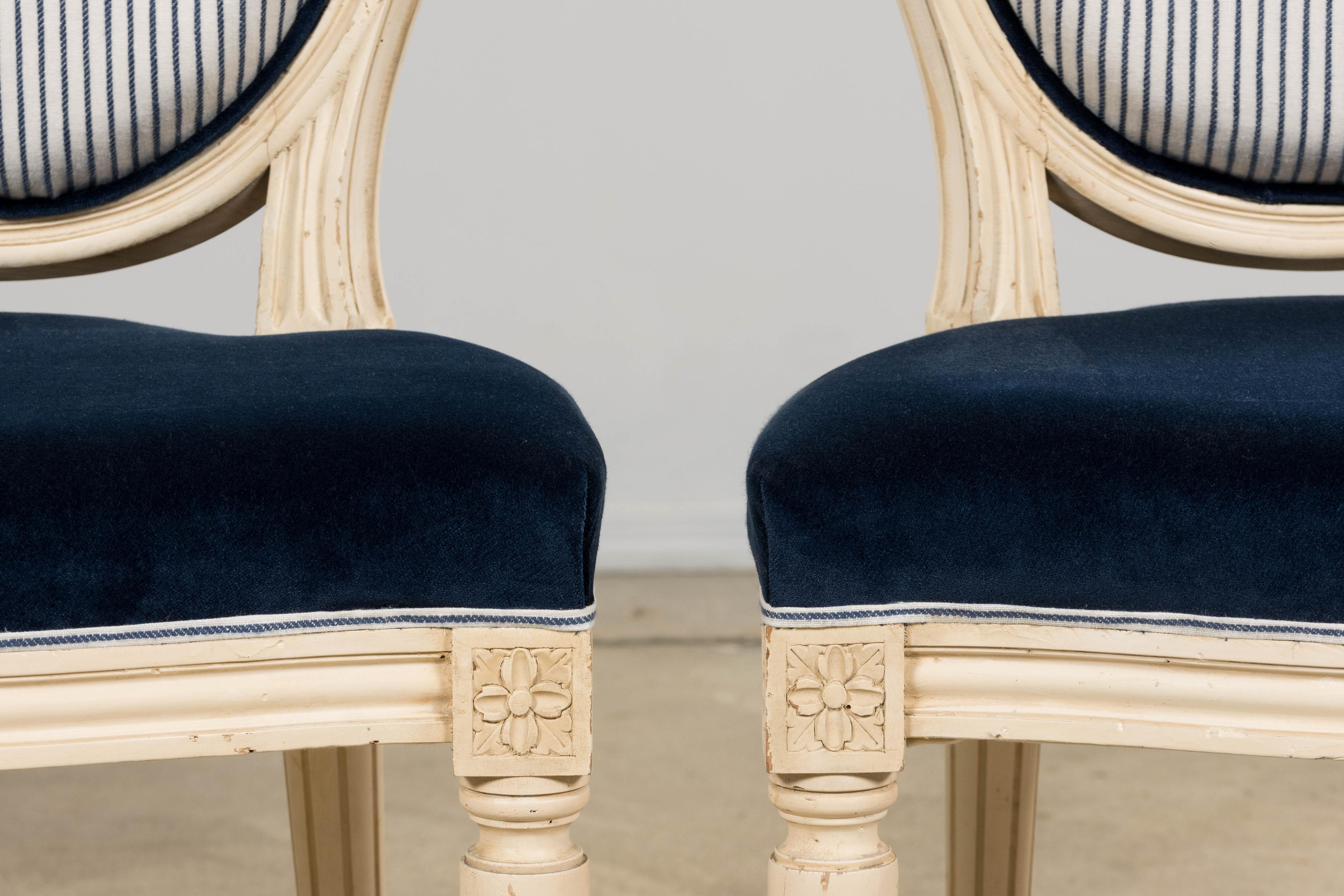 Français Paire de chaises d'appoint antiques françaises peintes de style Louis XVI en marine en vente