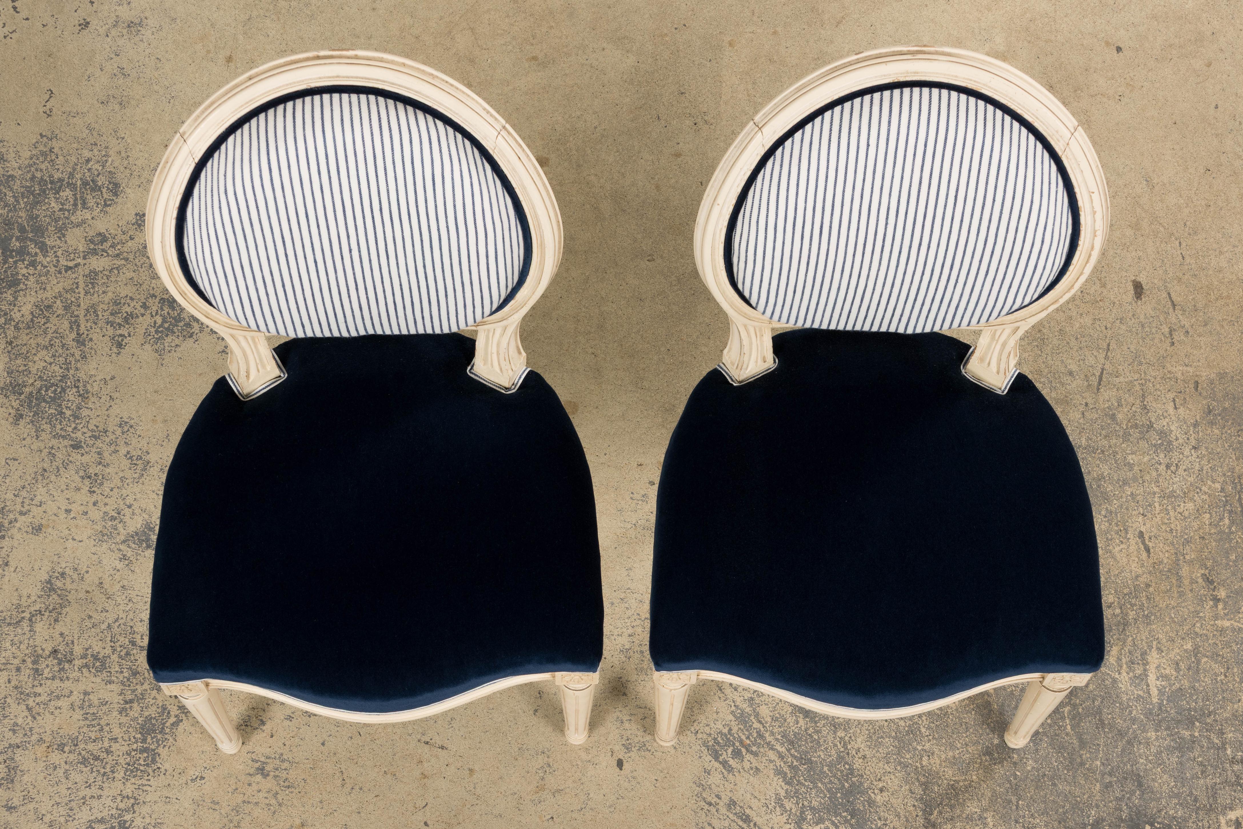 Peint à la main Paire de chaises d'appoint antiques françaises peintes de style Louis XVI en marine en vente