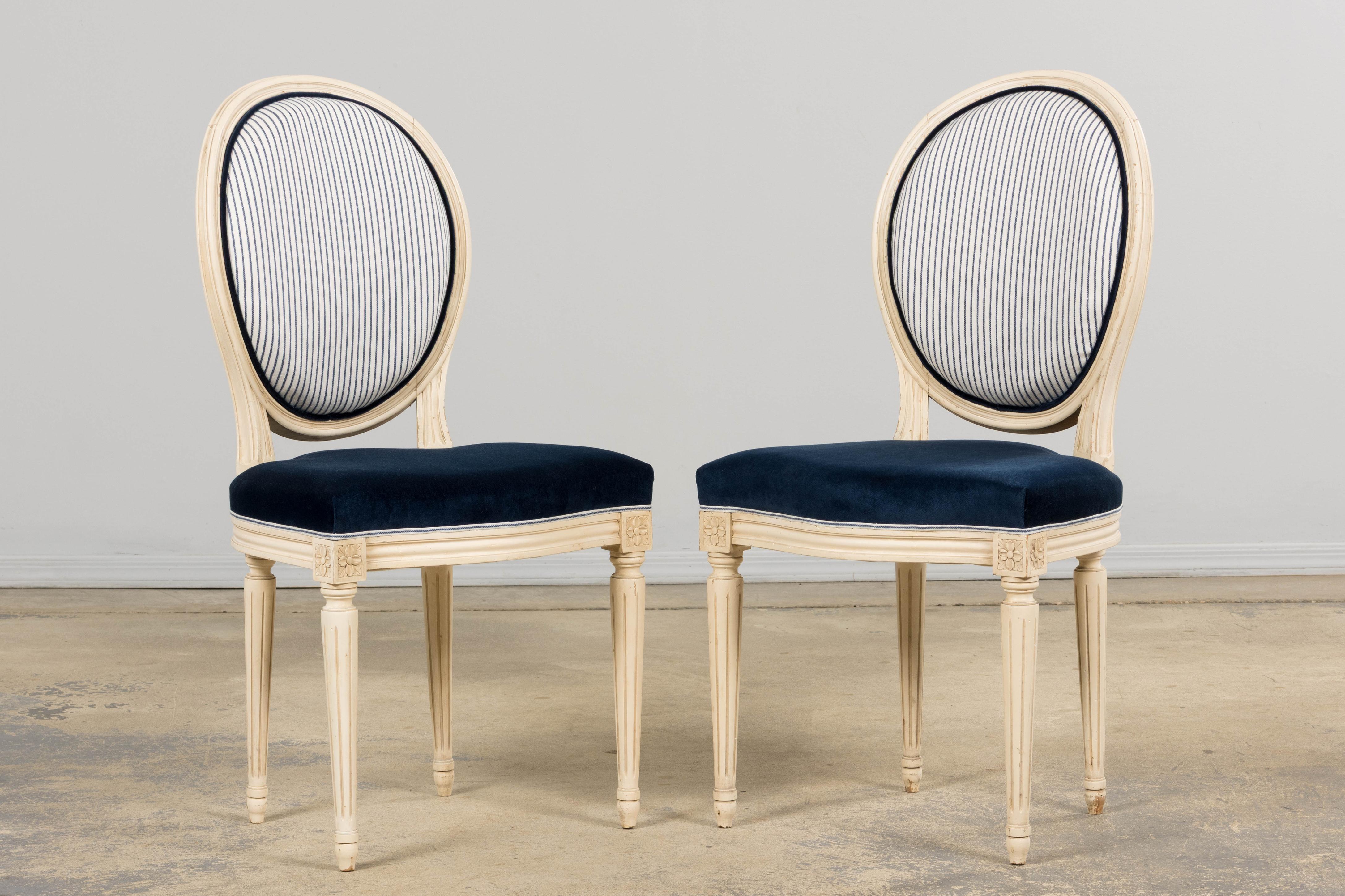 20ième siècle Paire de chaises d'appoint antiques françaises peintes de style Louis XVI en marine en vente