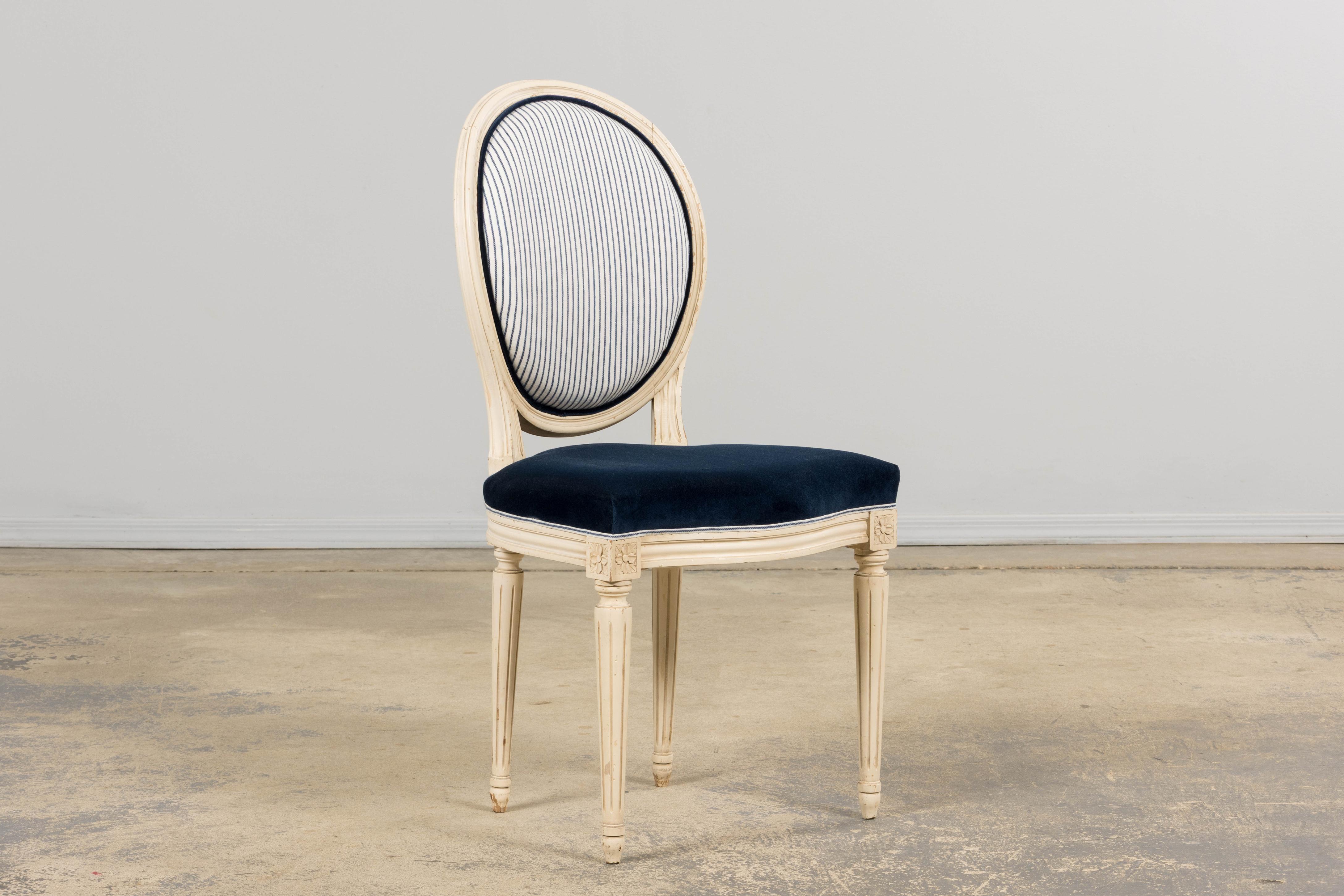 Lin Paire de chaises d'appoint antiques françaises peintes de style Louis XVI en marine en vente