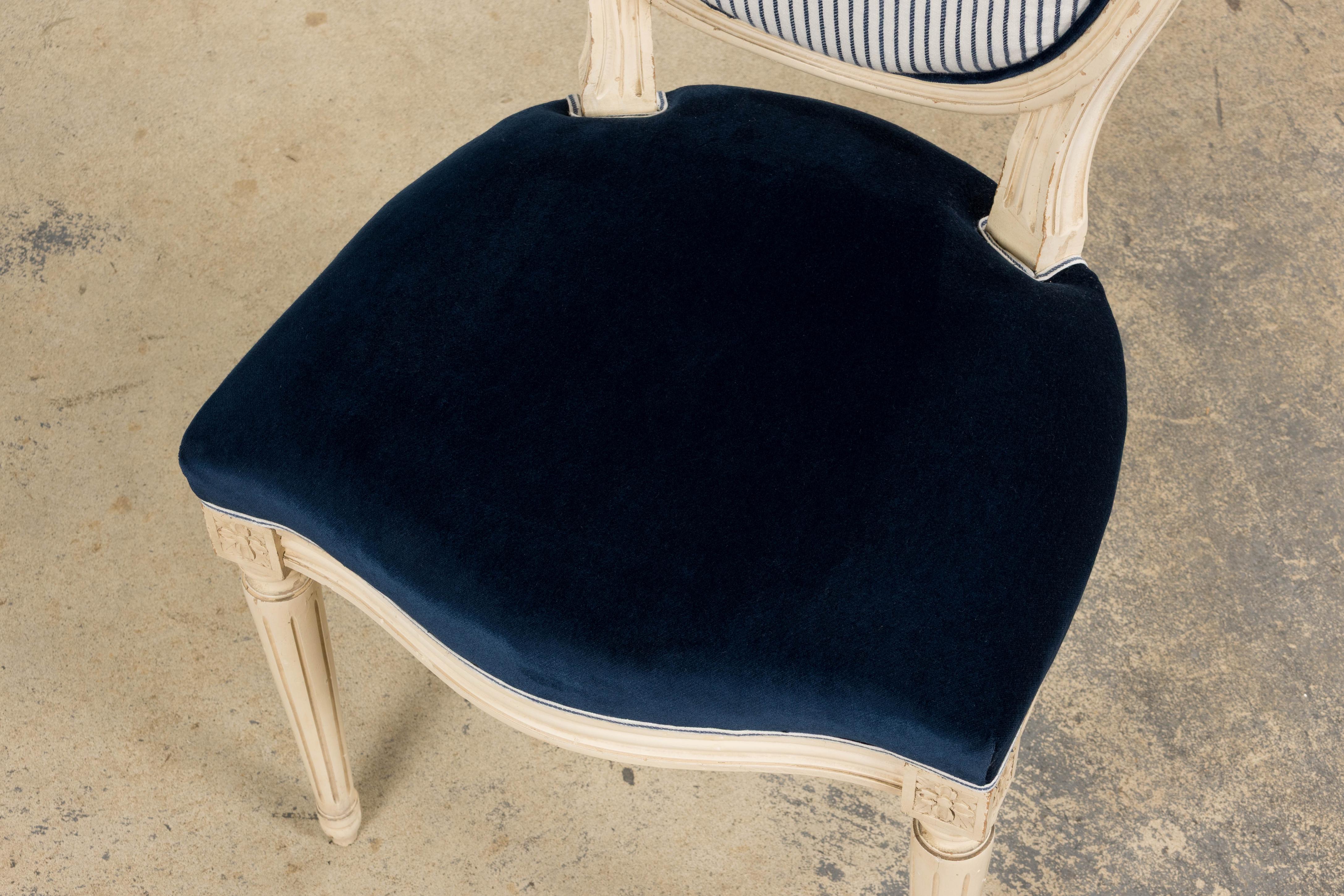 Paire de chaises d'appoint antiques françaises peintes de style Louis XVI en marine en vente 2