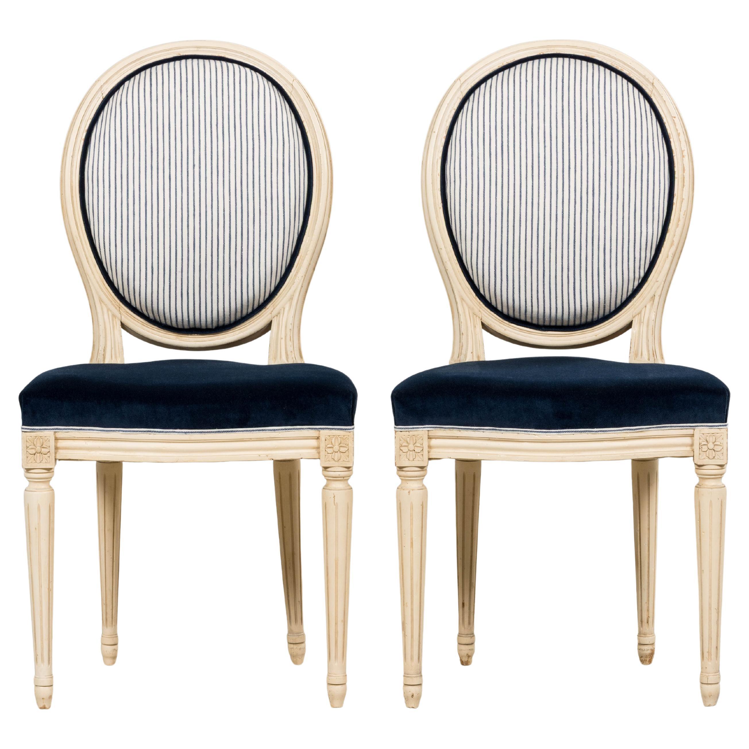 Paire de chaises d'appoint antiques françaises peintes de style Louis XVI en marine