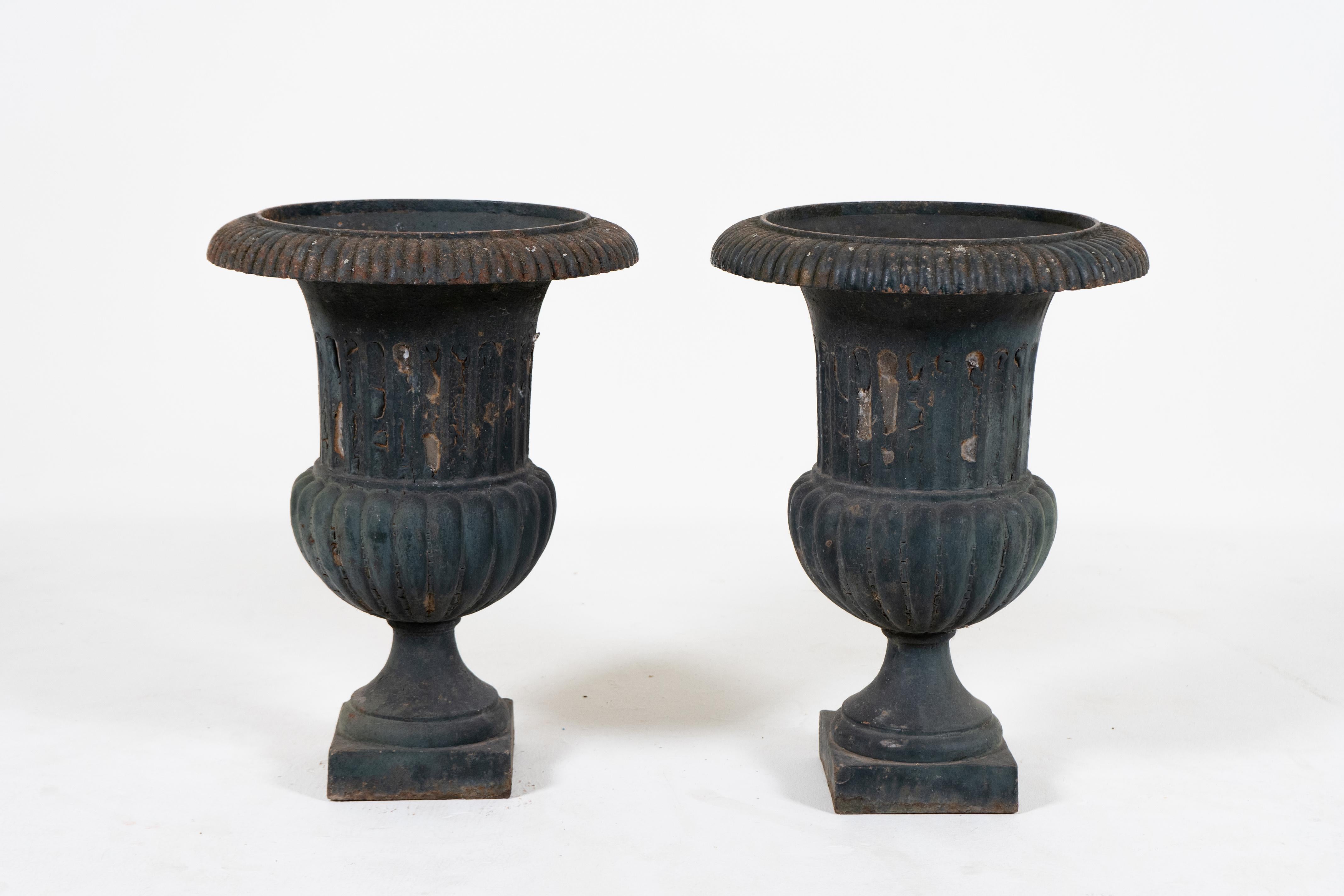 A Pair of Antique French Neoclassical Iron Garden Urns in Black In Good Condition For Sale In Chicago, IL