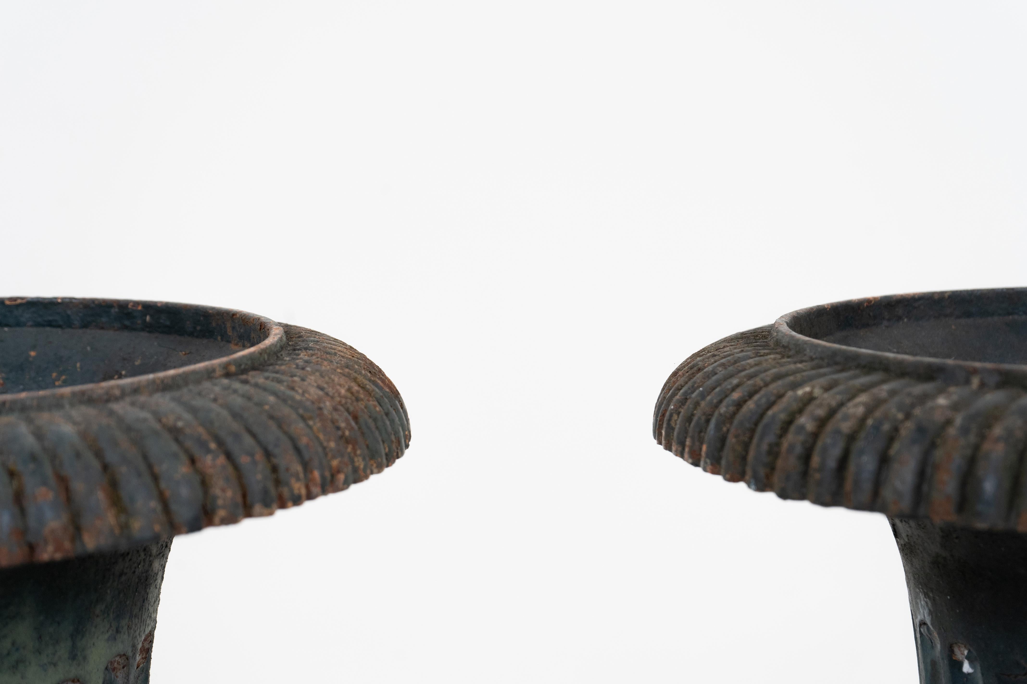 Ein Paar antike französische neoklassische Gartenurnen aus Eisen in Schwarz im Zustand „Gut“ im Angebot in Chicago, IL