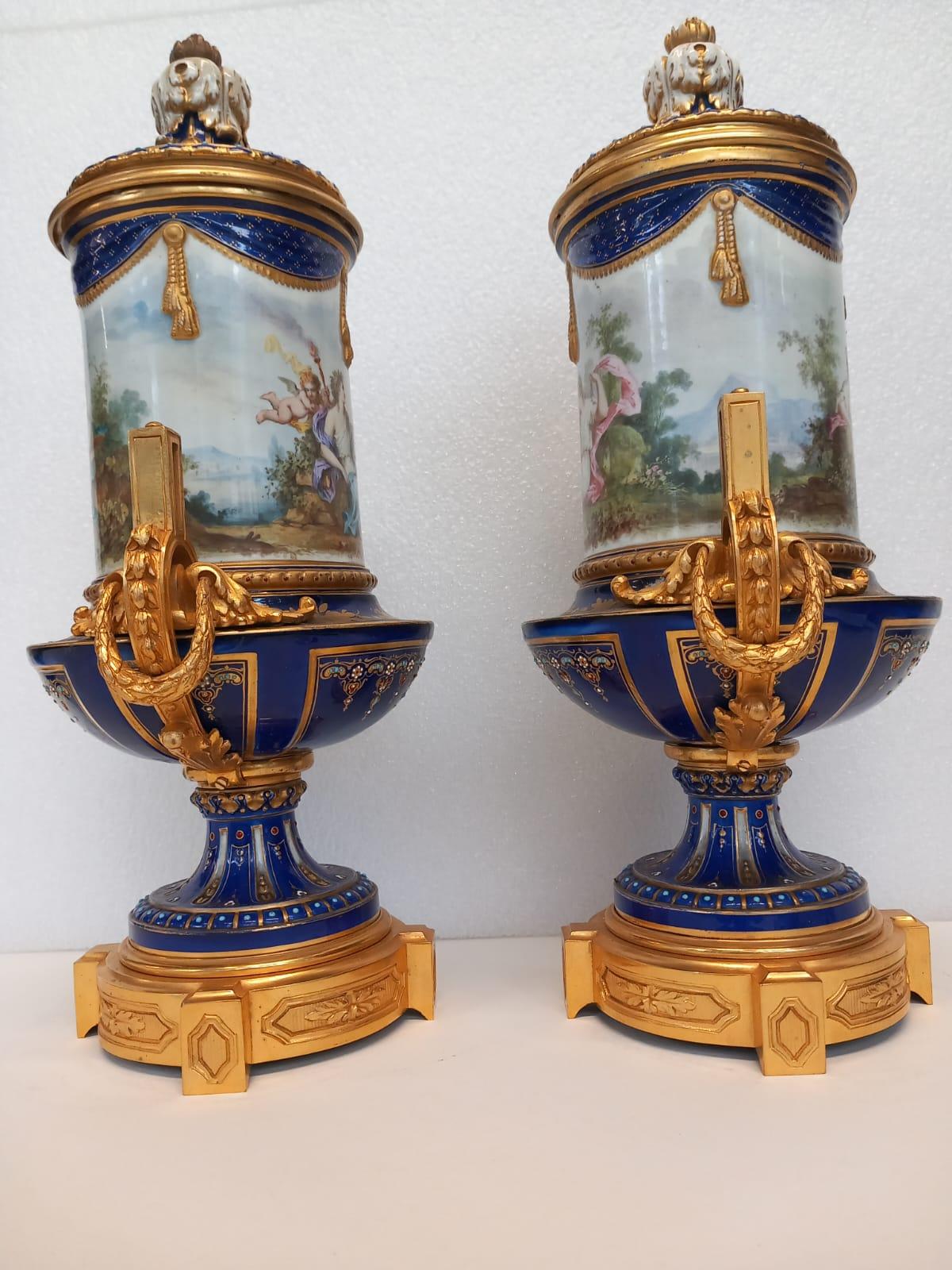 A  pair of antique French Sèvres vases dating from the Napoleon III era In Good Condition For Sale In London, GB