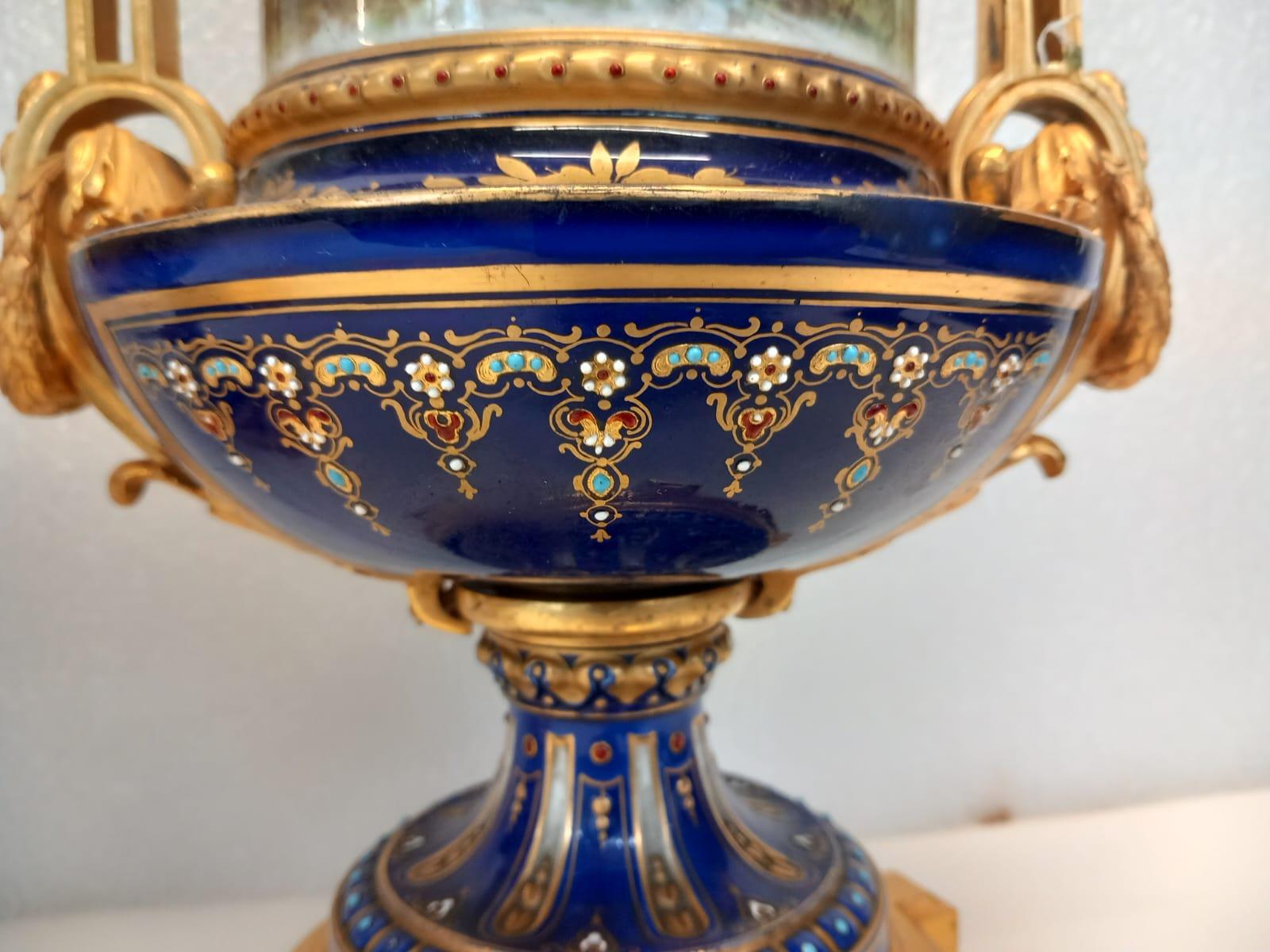 A  coppia di antichi vasi francesi di Sèvres risalenti all'epoca di Napoleone III In condizioni buone in vendita a London, GB