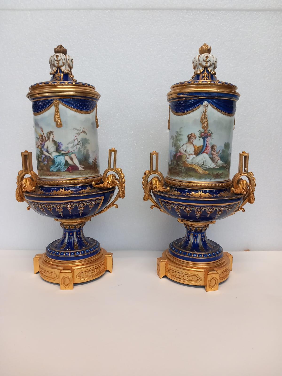 XIX secolo A  coppia di antichi vasi francesi di Sèvres risalenti all'epoca di Napoleone III in vendita