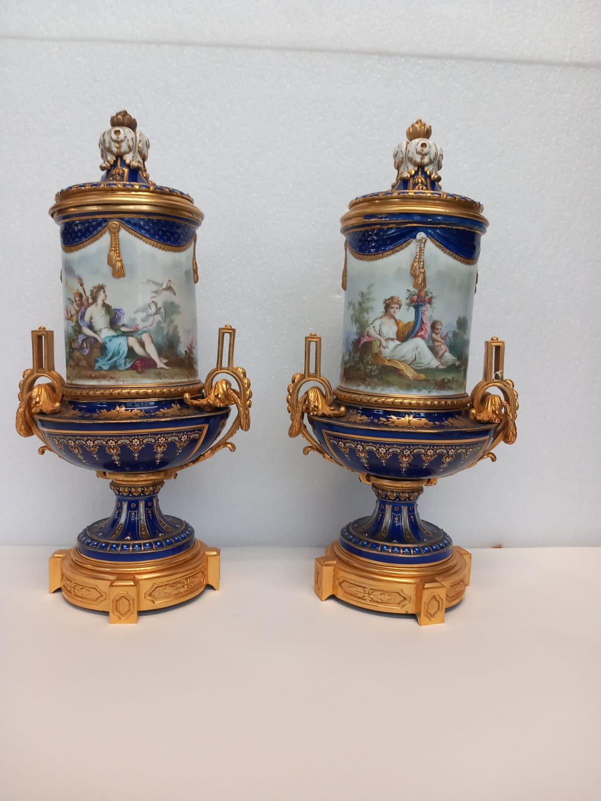 Ceramica A  coppia di antichi vasi francesi di Sèvres risalenti all'epoca di Napoleone III in vendita