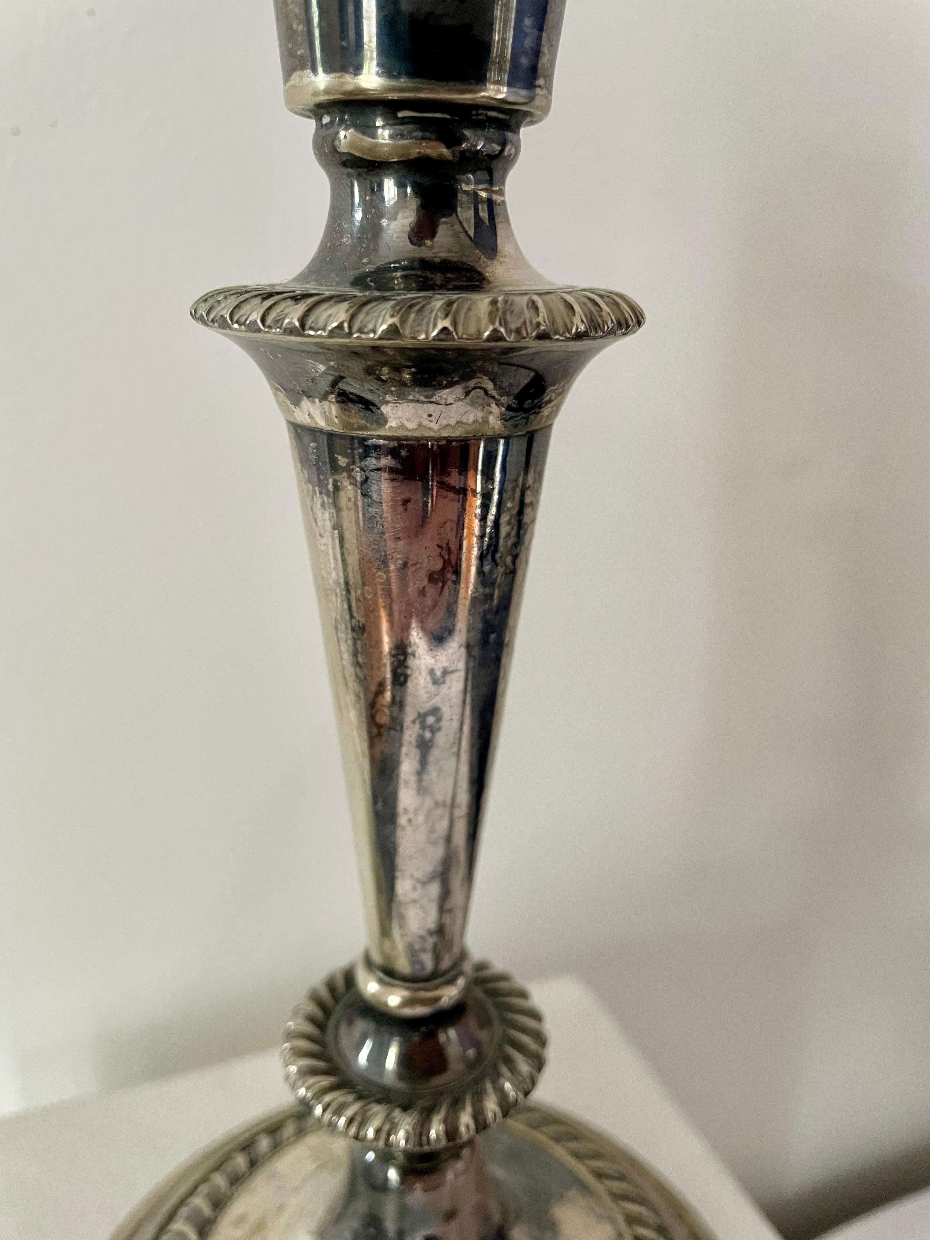 Paire de chandeliers français anciens en métal argenté - XIXe siècle. en vente 5
