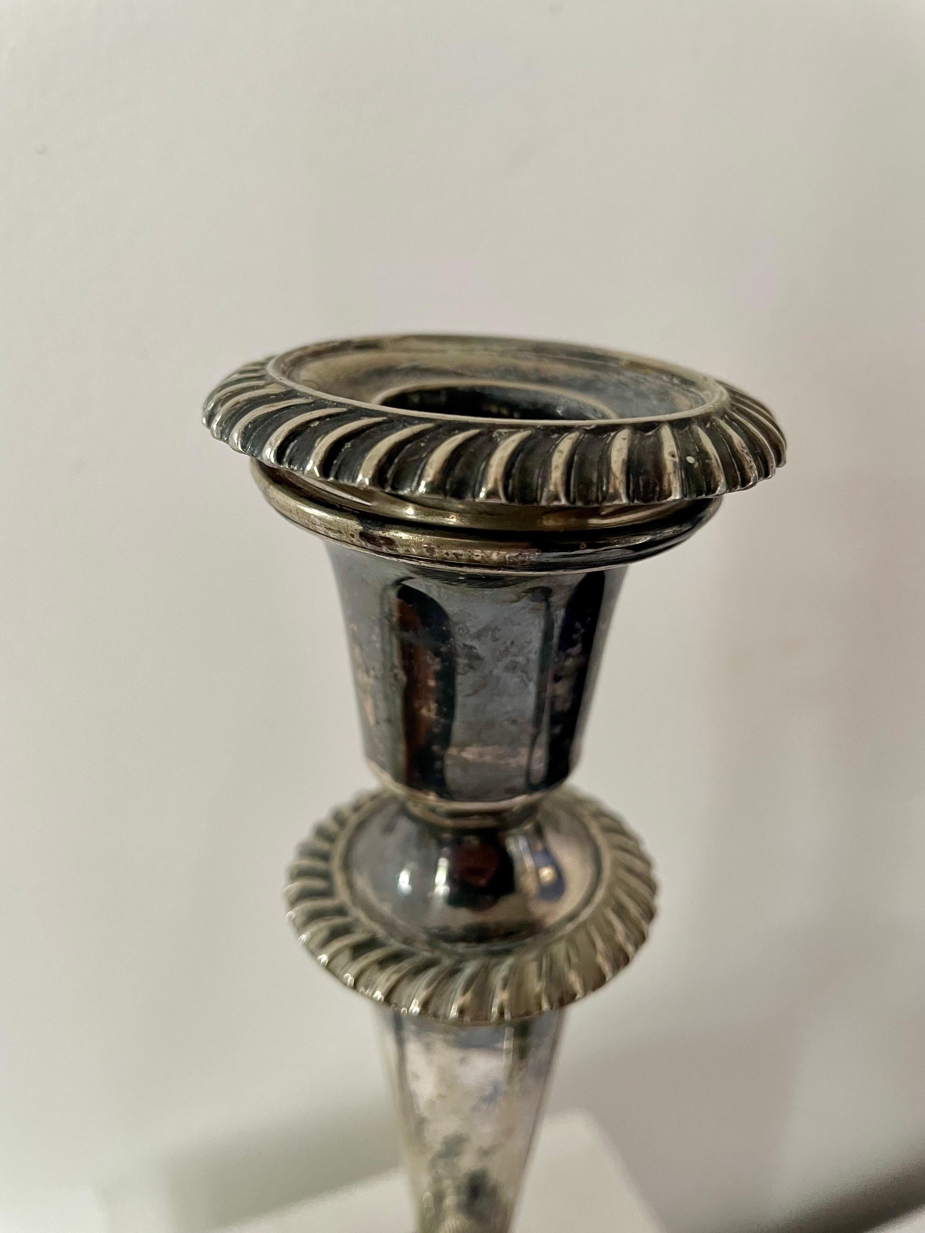 Paire de chandeliers français anciens en métal argenté - XIXe siècle. en vente 6