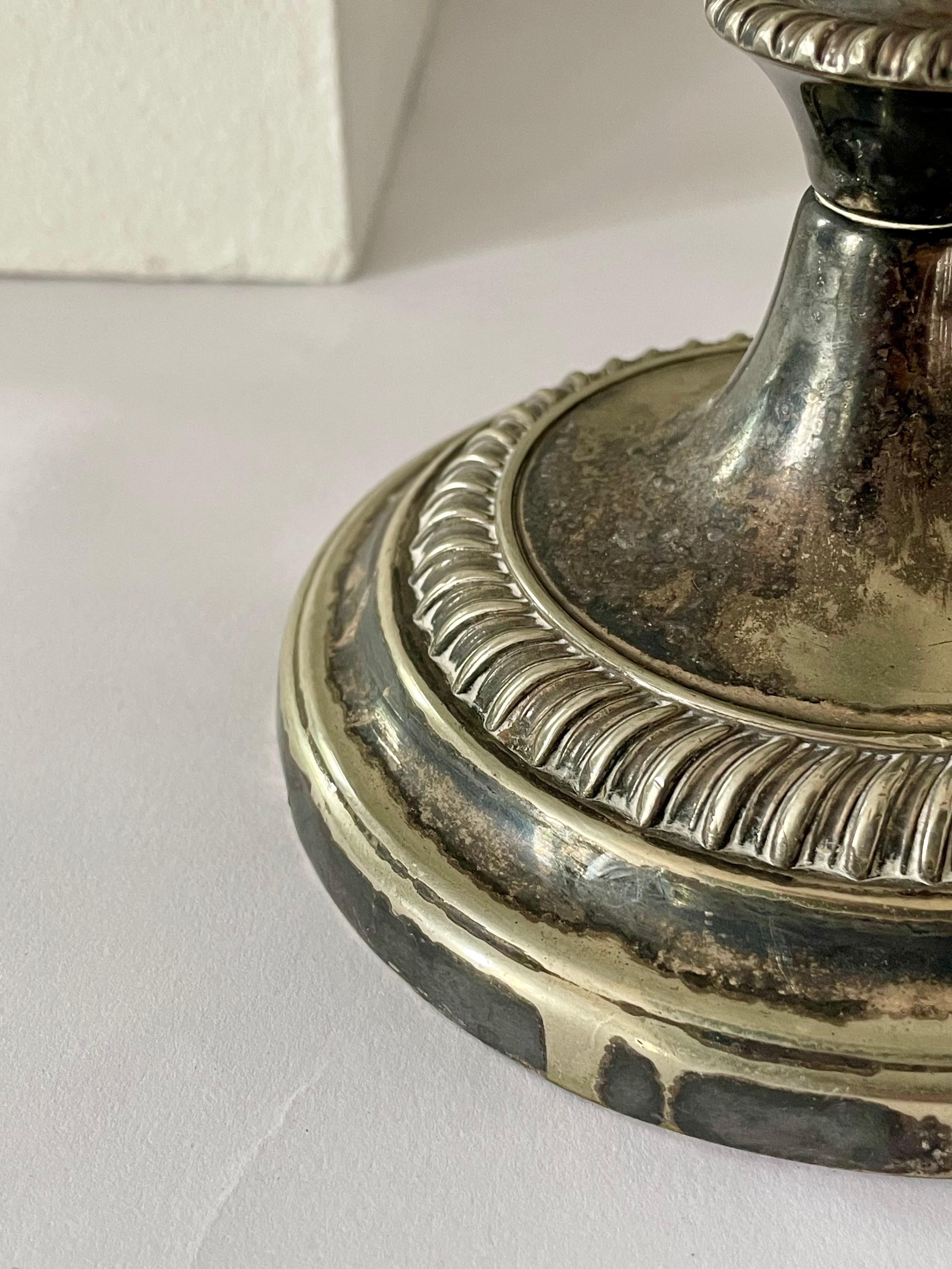 
Une belle et élégante paire de chandeliers anciens français en métal argenté au design néoclassique raffiné. Ces pièces substantielles et bien fabriquées présentent des détails perlés exquis le long des bases et des socles de bougies. Les bases