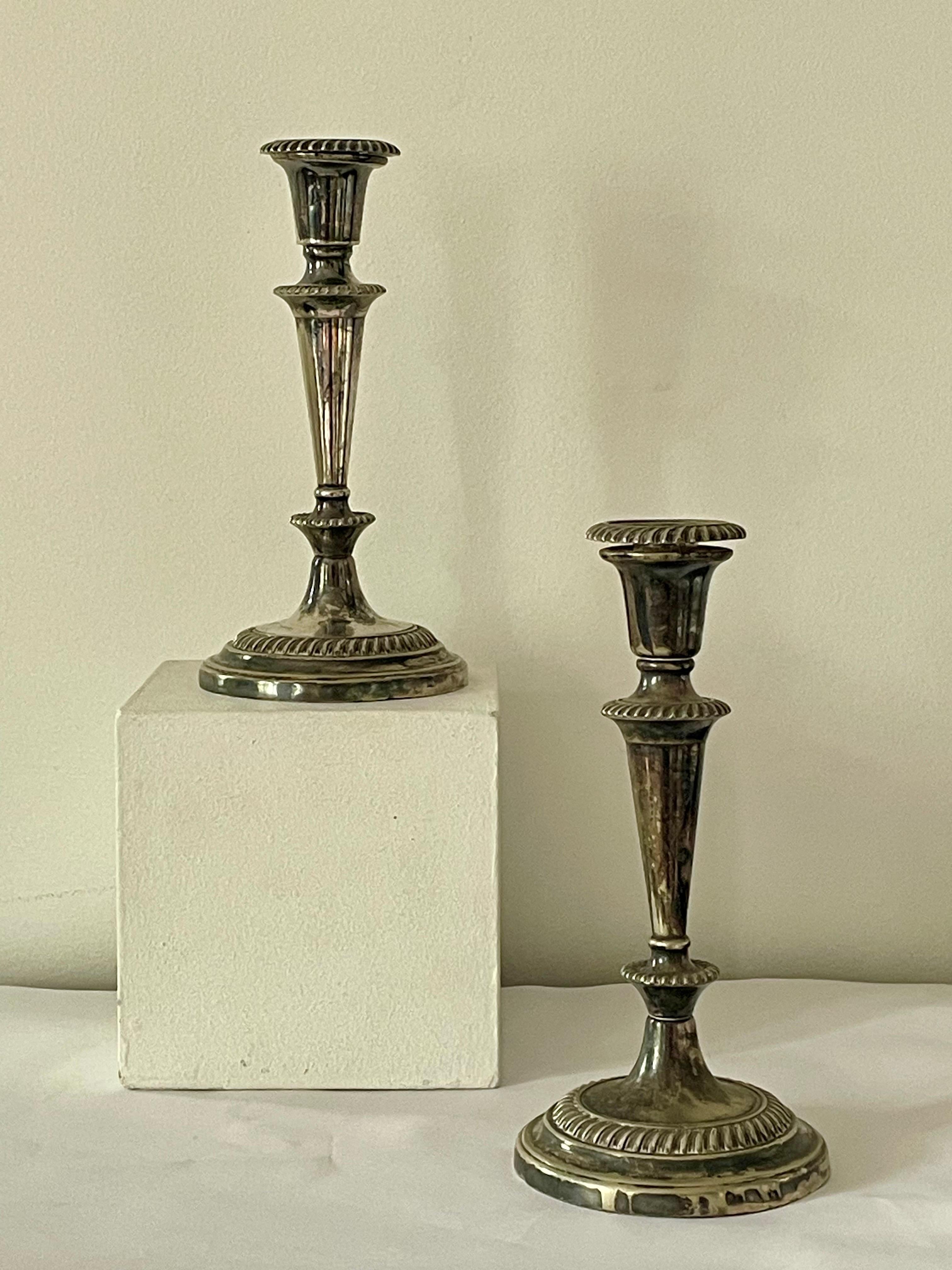 Néoclassique Paire de chandeliers français anciens en métal argenté - XIXe siècle. en vente