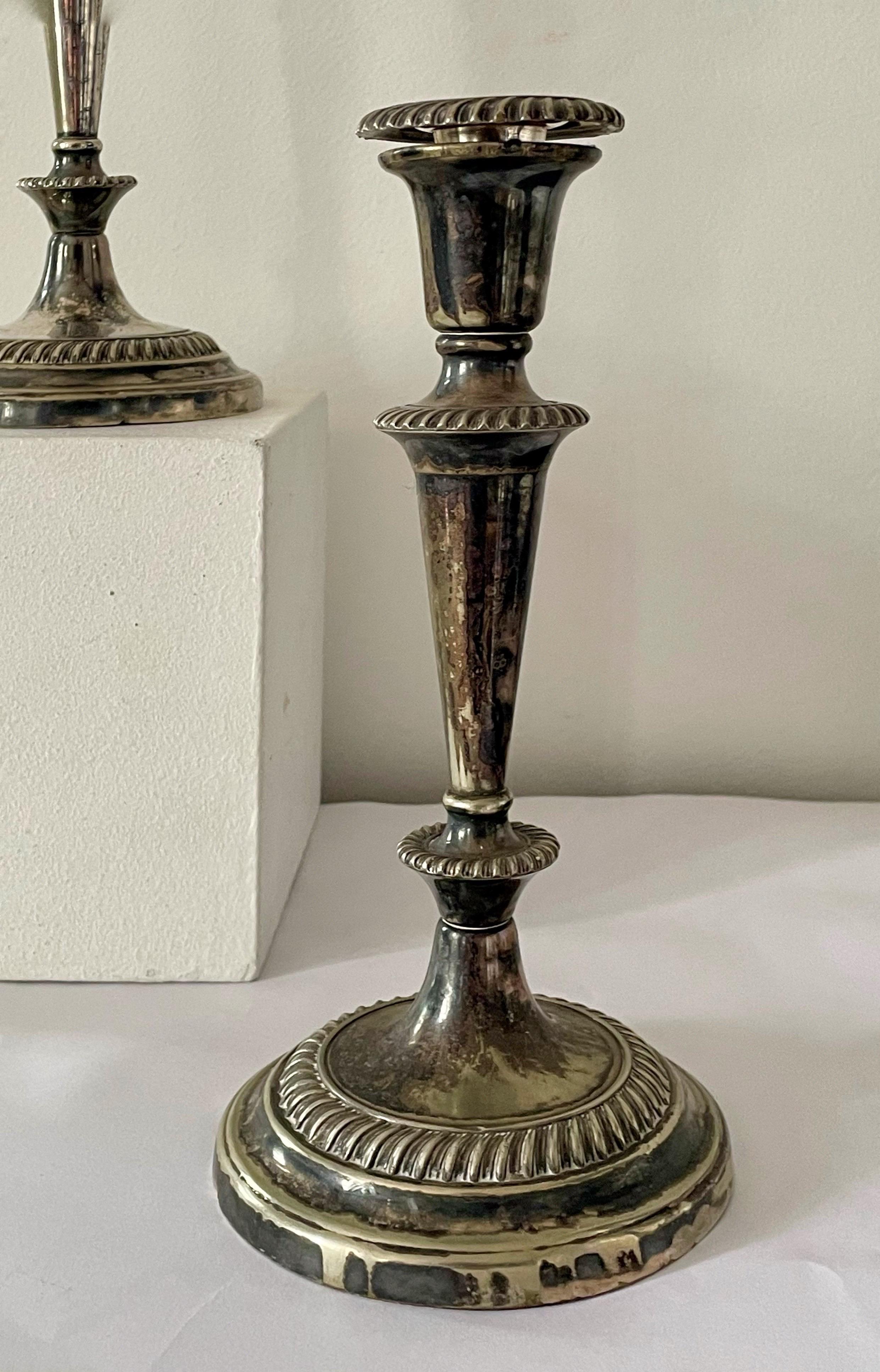 Français Paire de chandeliers français anciens en métal argenté - XIXe siècle. en vente