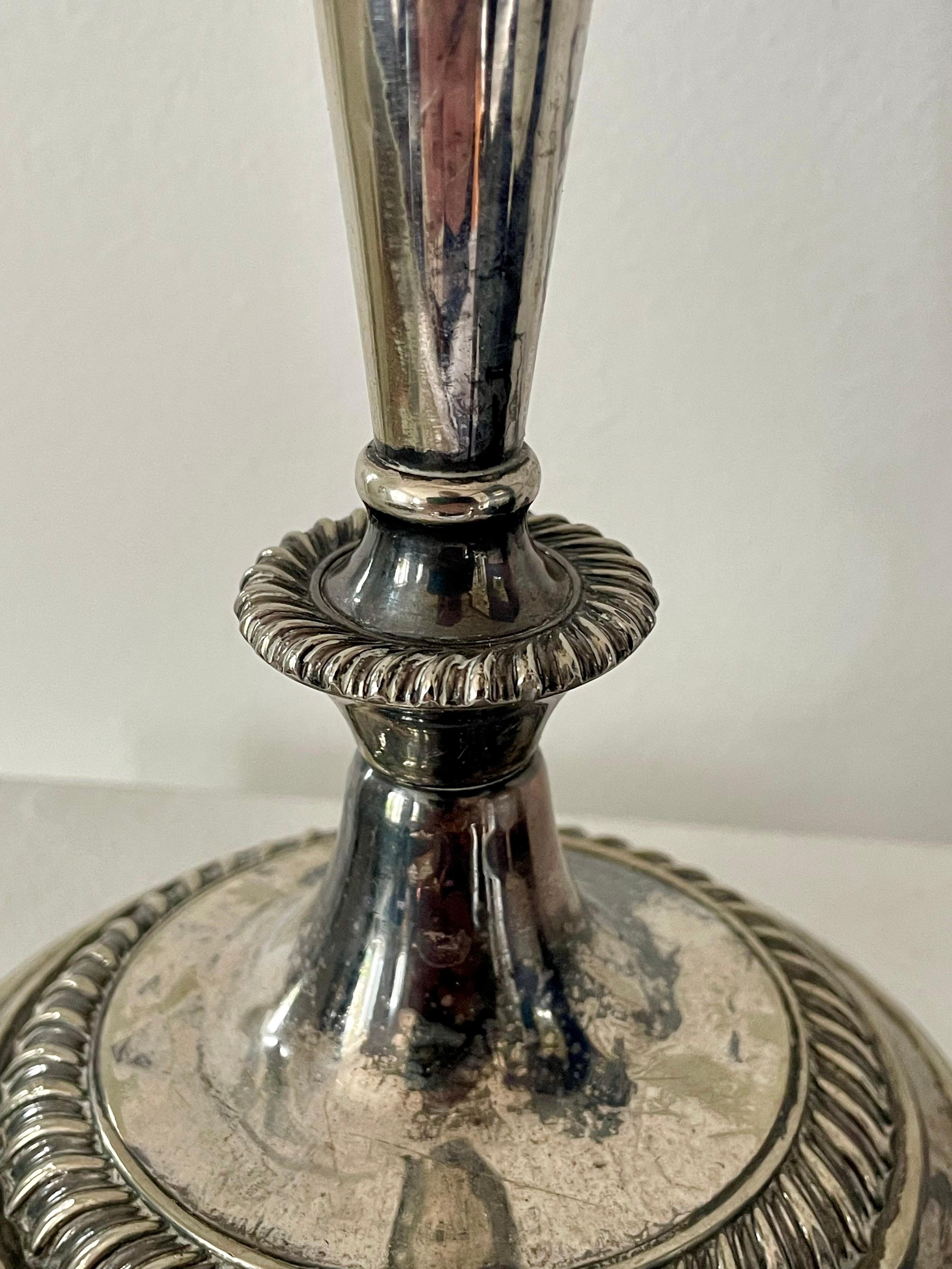 Paire de chandeliers français anciens en métal argenté - XIXe siècle. Bon état - En vente à SOTTEVILLE-LÈS-ROUEN, FR
