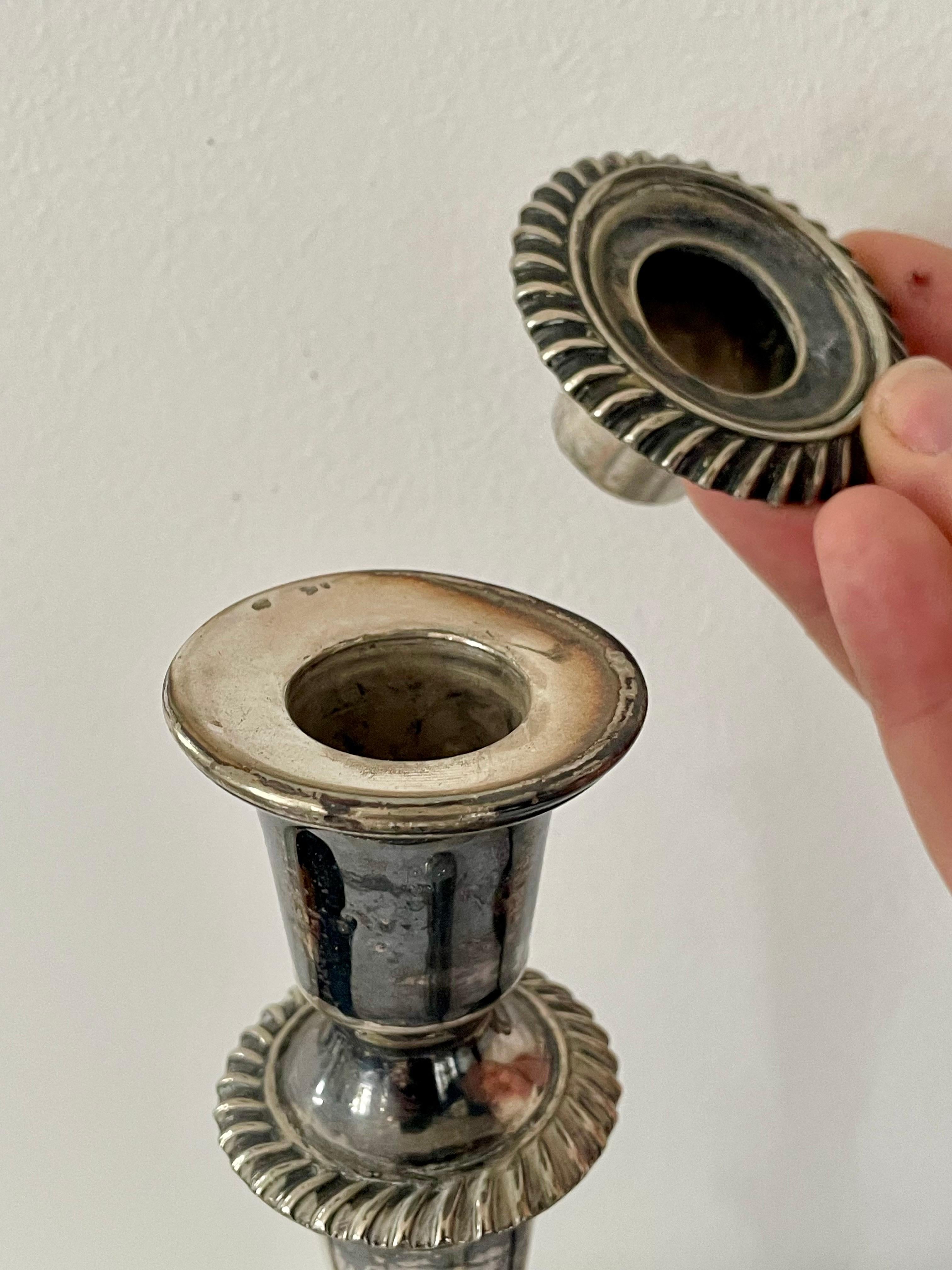 Plaqué argent Paire de chandeliers français anciens en métal argenté - XIXe siècle. en vente