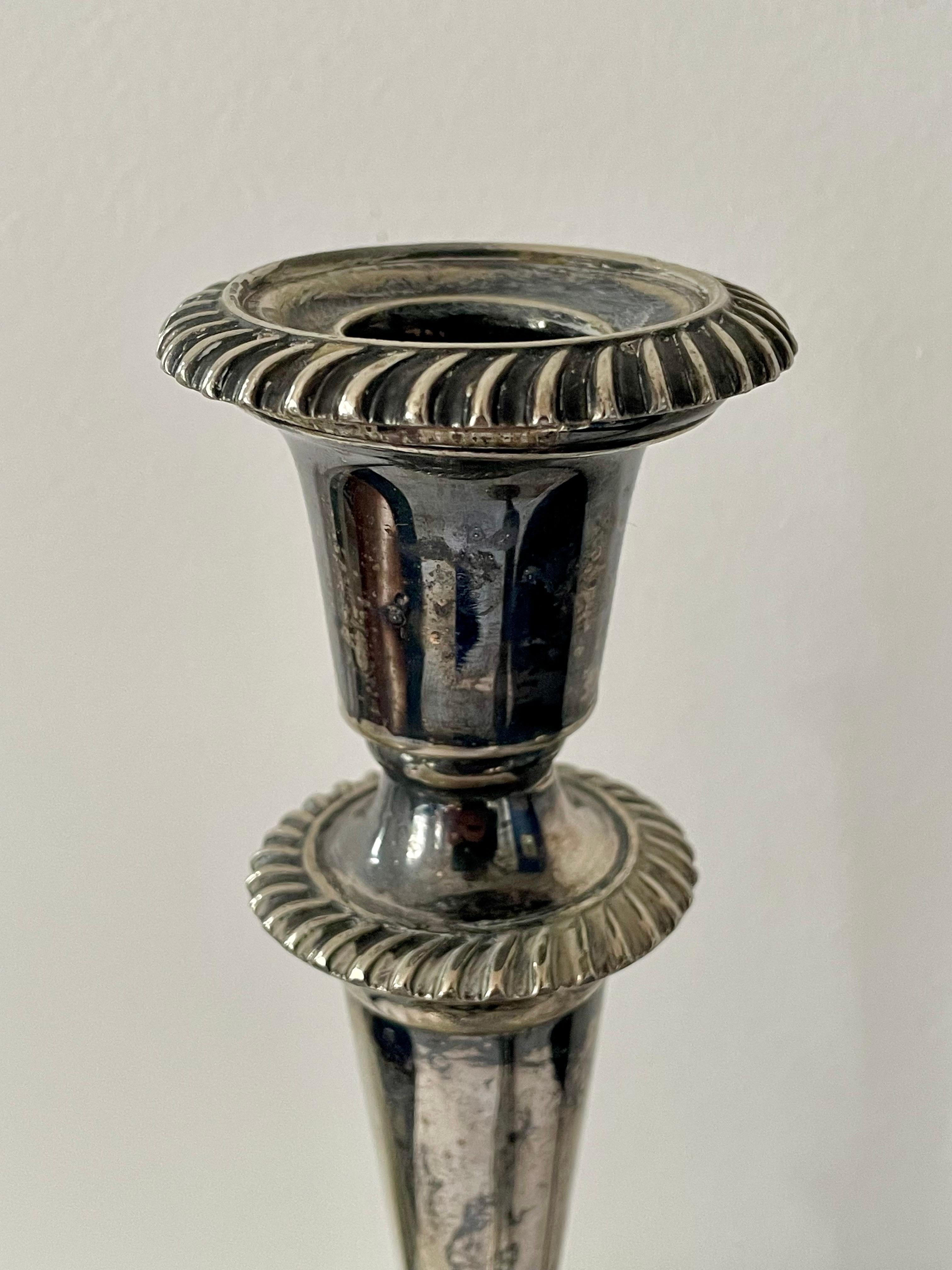 Paire de chandeliers français anciens en métal argenté - XIXe siècle. en vente 1