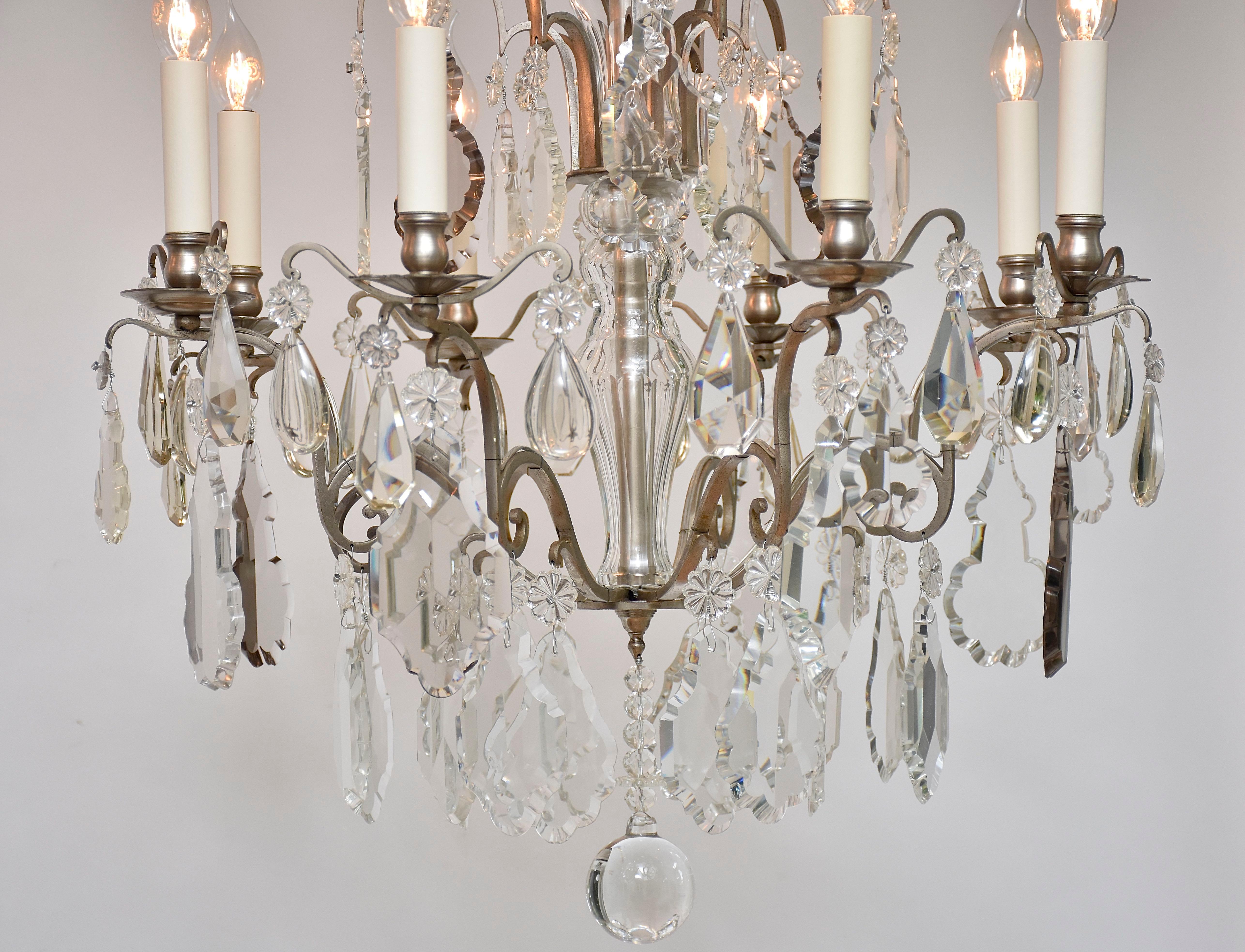Une belle paire de lustres en cristal français.
Chacune avec 8 lumières.
Les lustres sont richement décorés de rosettes de fleurs, de gouttes et de pendeloques en cristal taillé. Certains d'entre eux ont des couleurs très douces.
En bas, une boule