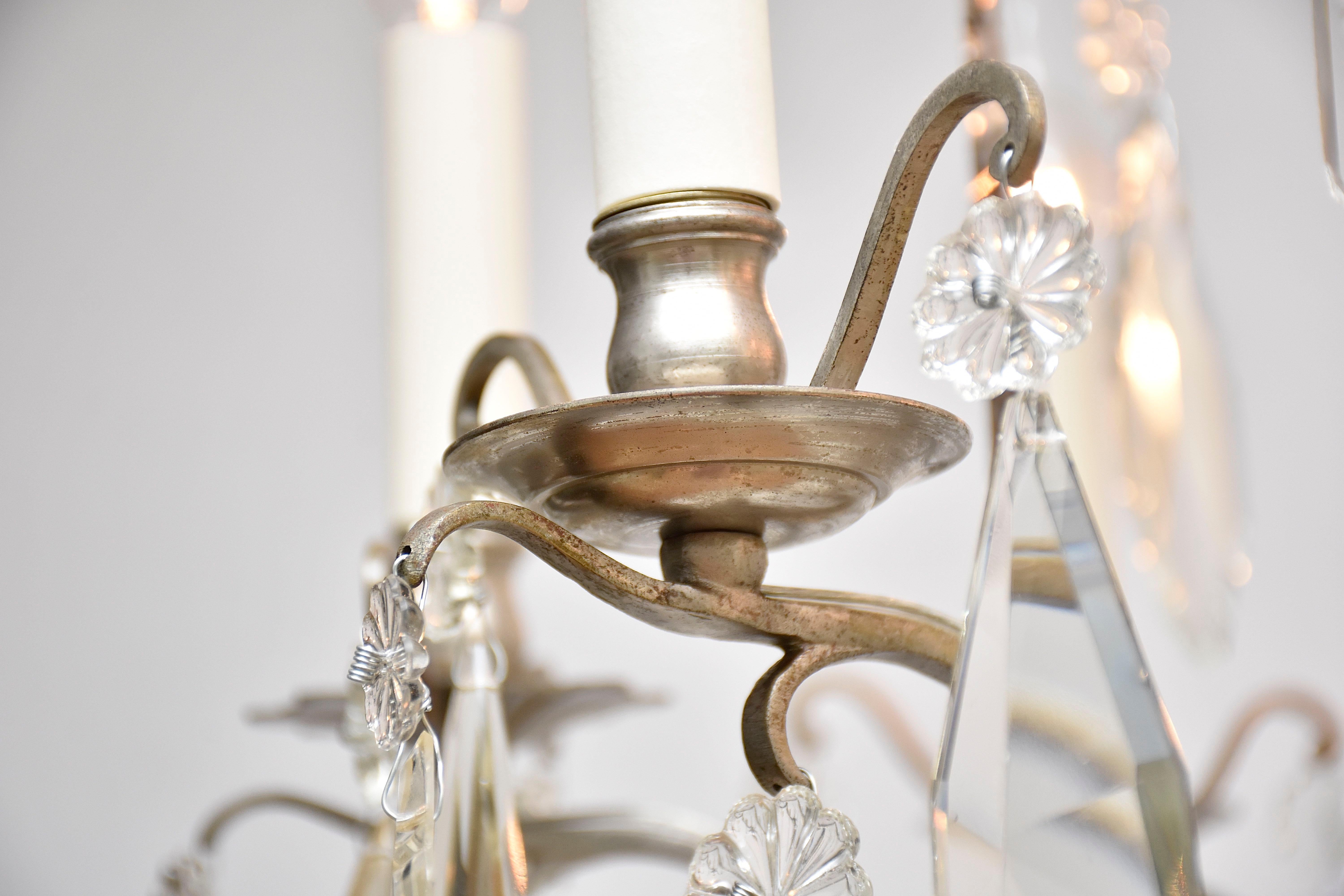 Français Paire de lustres français anciens en bronze argenté et cristal en vente