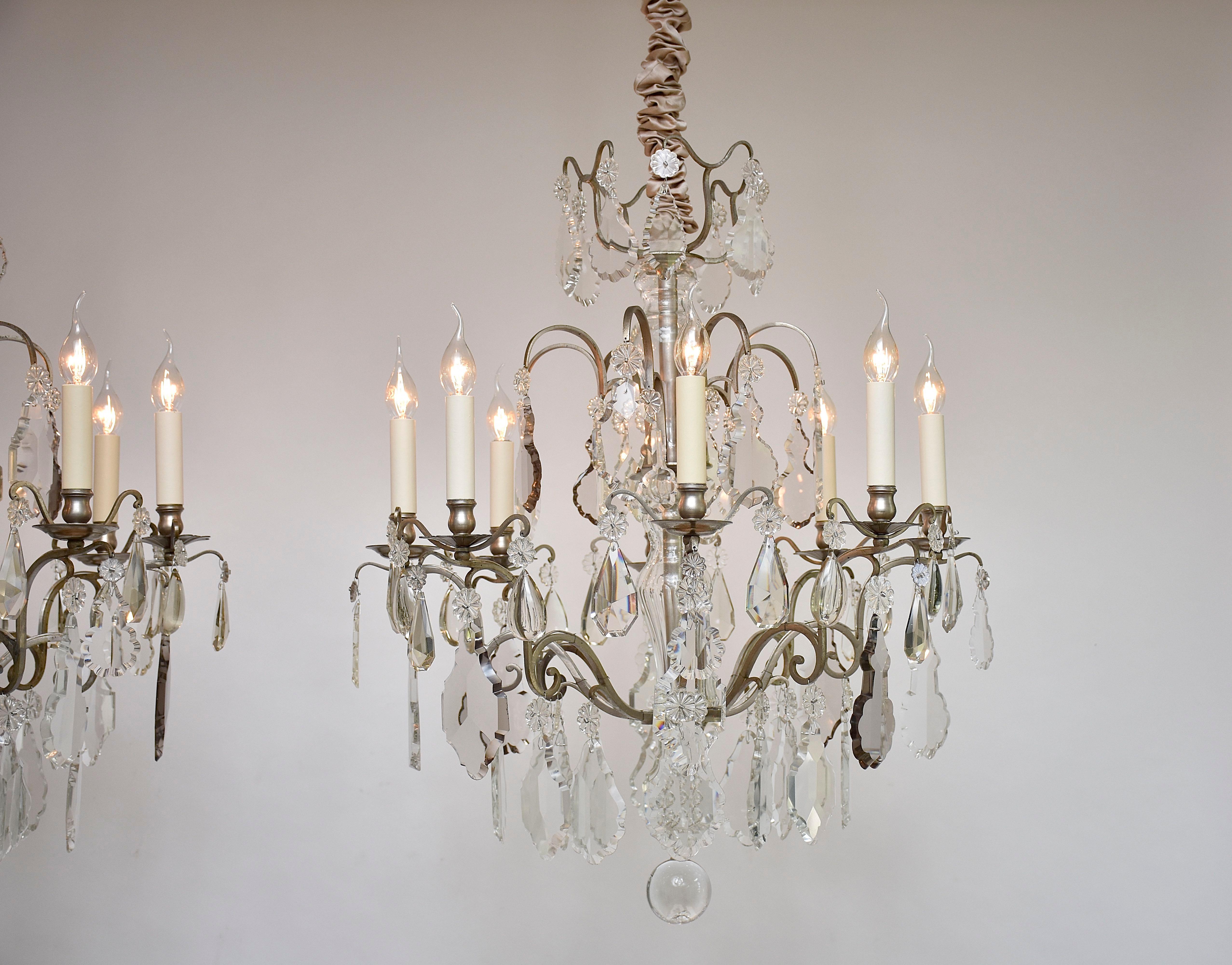 20ième siècle Paire de lustres français anciens en bronze argenté et cristal en vente