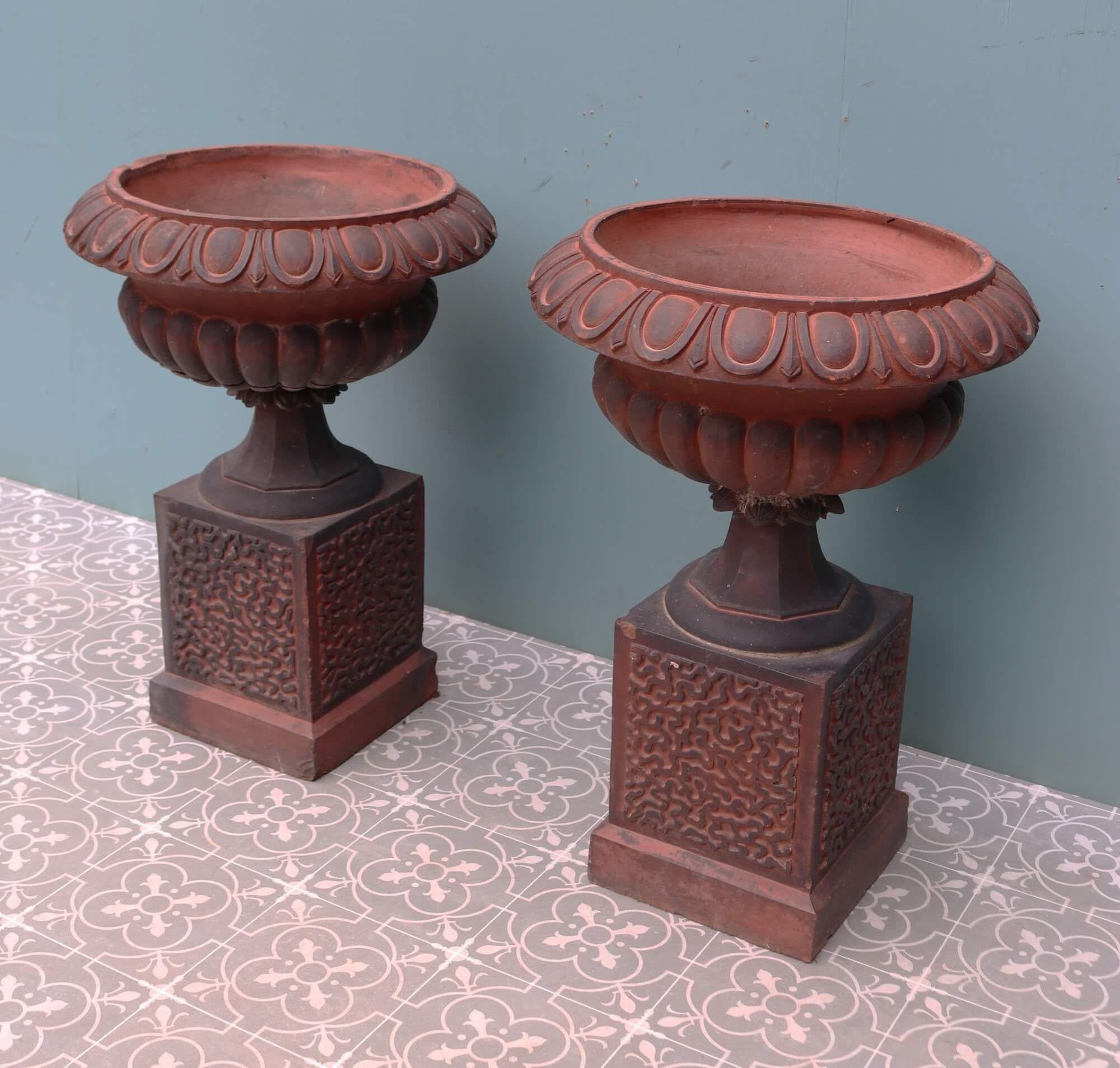 Ein Paar antike Gartenurnen-Pflanzgefäße aus Terrakotta (Englisch) im Angebot