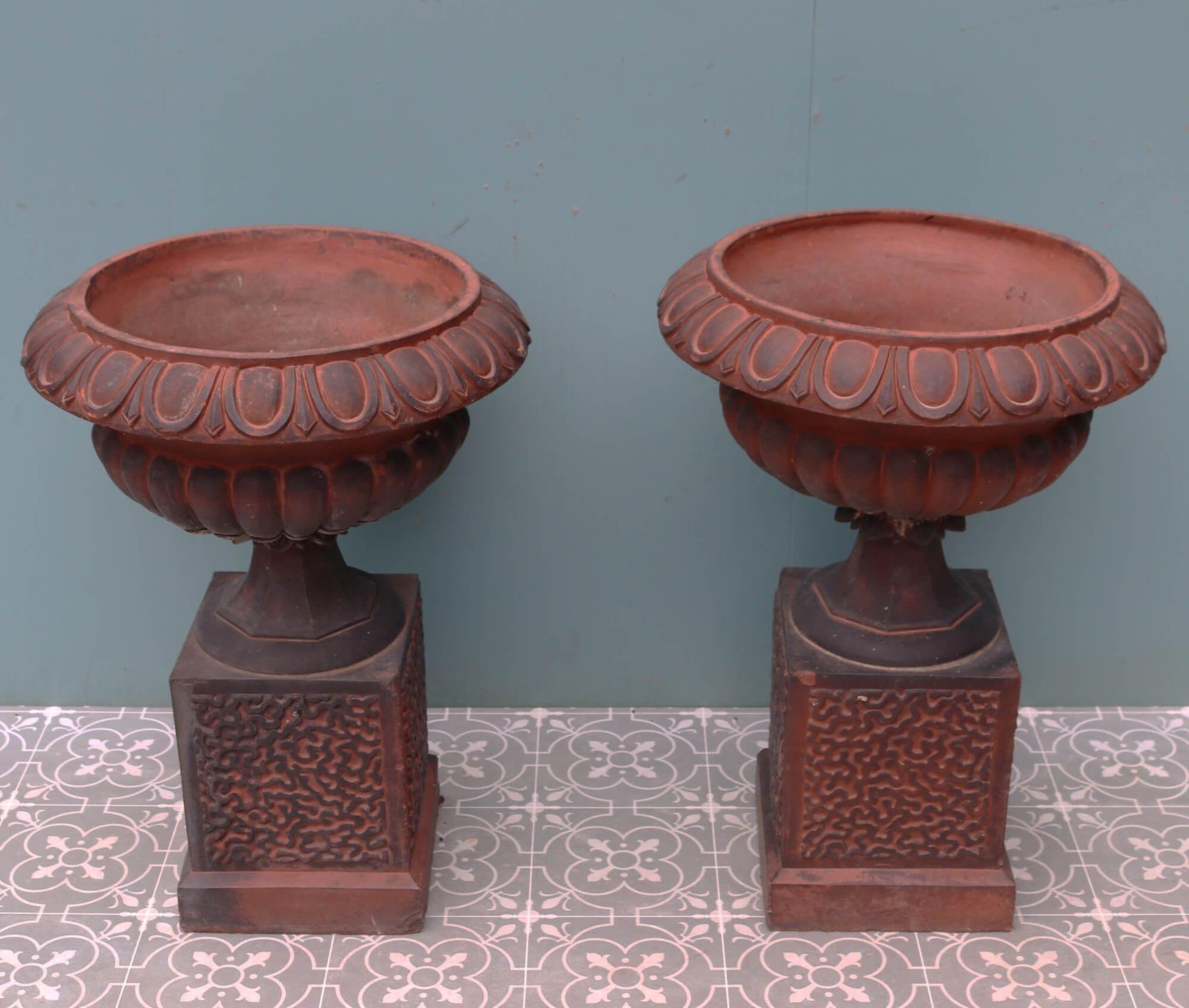 Ein Paar antike Gartenurnen-Pflanzgefäße aus Terrakotta (19. Jahrhundert) im Angebot