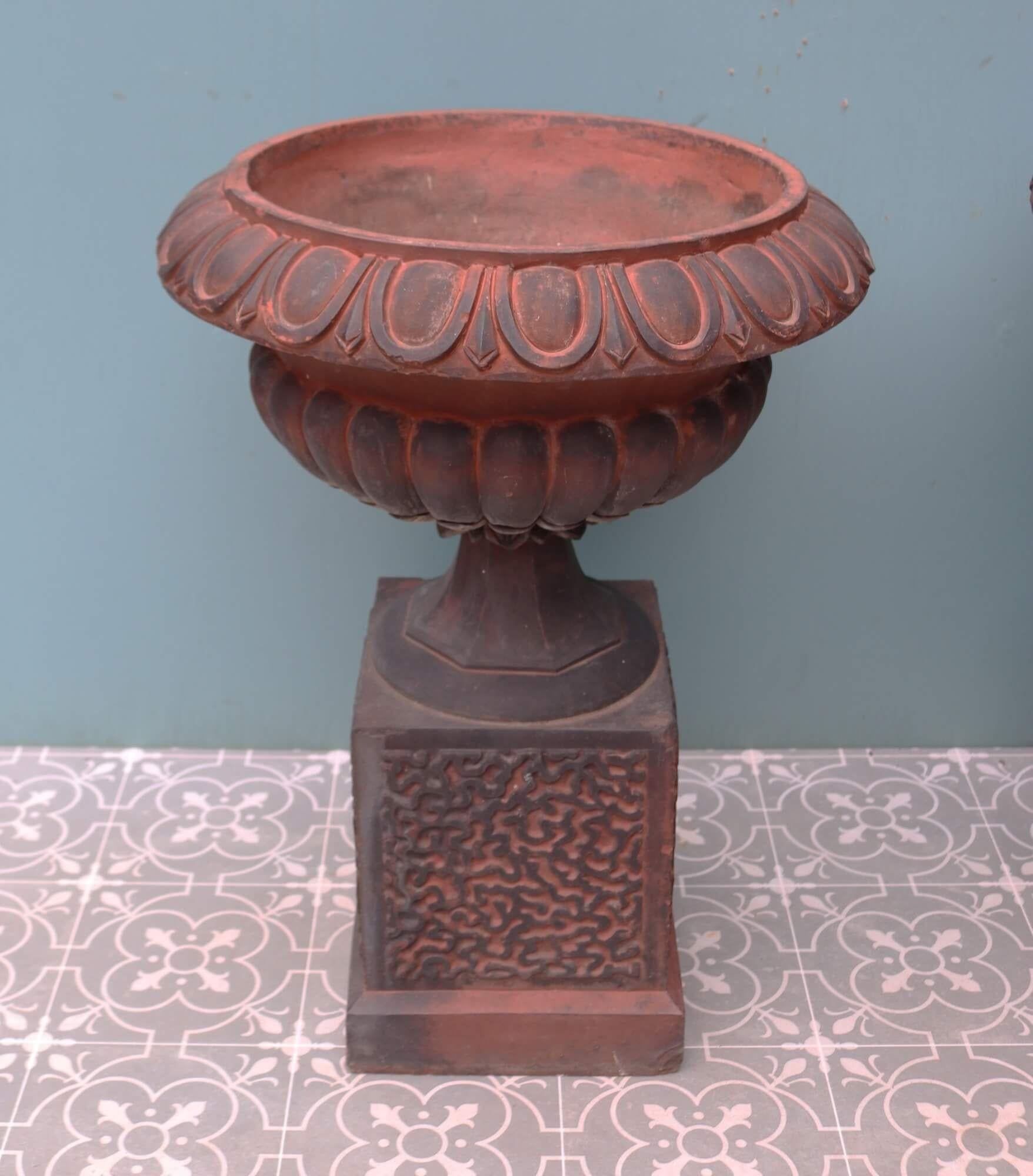 Ein Paar antike Gartenurnen-Pflanzgefäße aus Terrakotta im Angebot 1