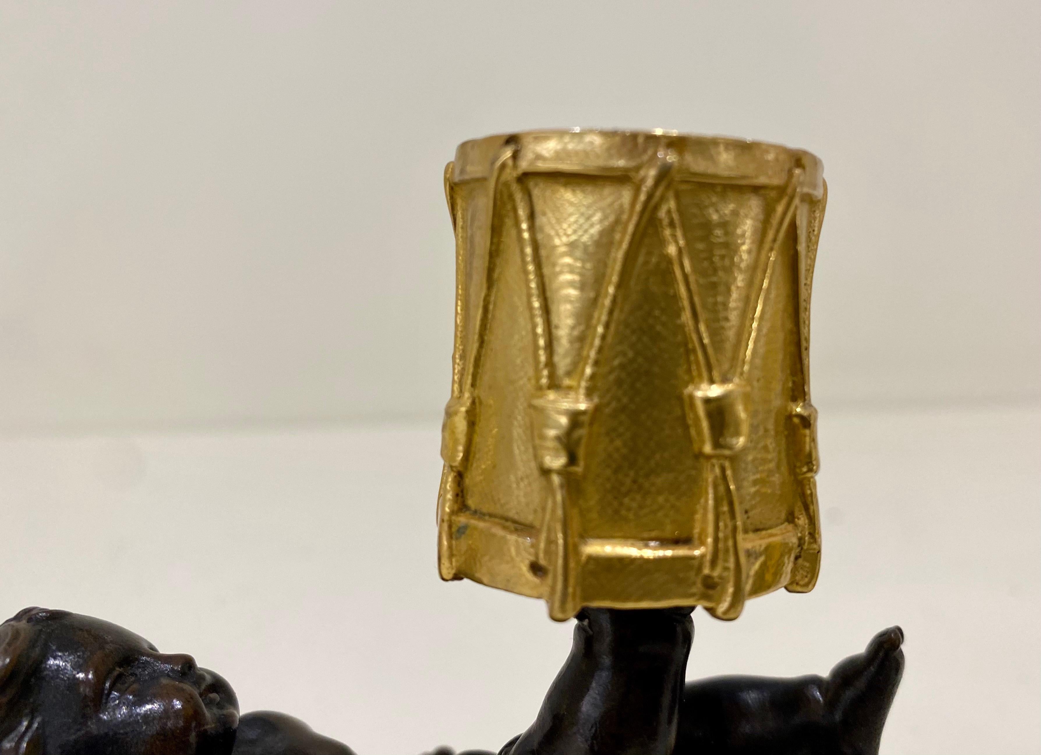Paar antike vergoldete & patinierte Bronze Cherub Mounted Chamber Sticks 19. im Angebot 2
