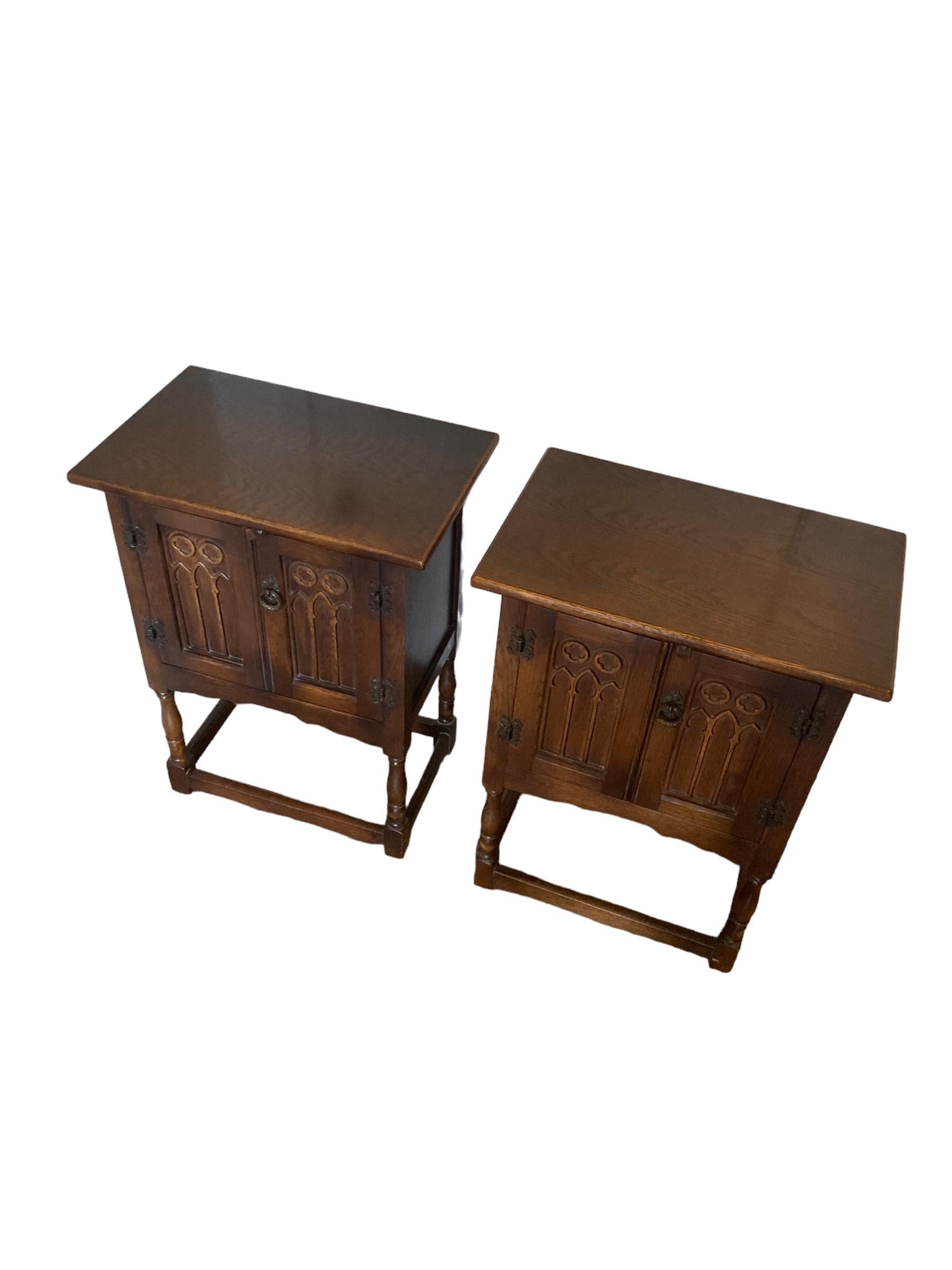 A pair of Antique Gothic Style bedside cabinets In Excellent Condition In Bishop's Stortford, GB