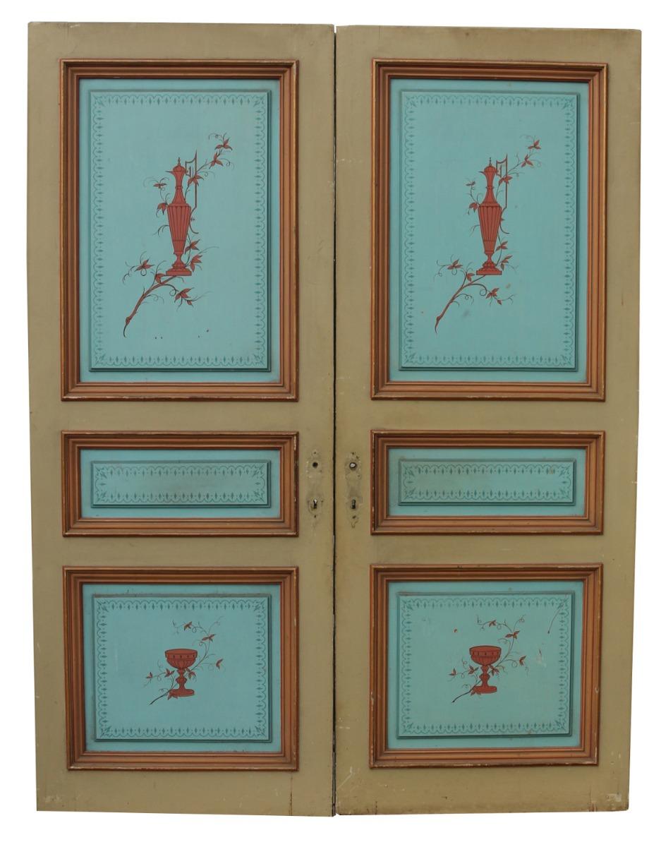 Queste porte presentano una decorazione classica dipinta a mano su un lato. Hanno pannelli rialzati e campiti su entrambe le facce.