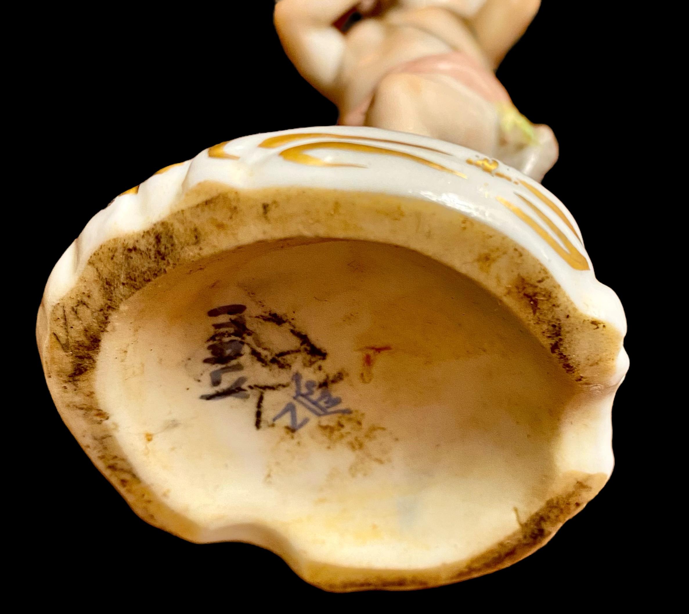 Paire d'anciens chérubins italiens en porcelaine de Capodimonte en vente 3