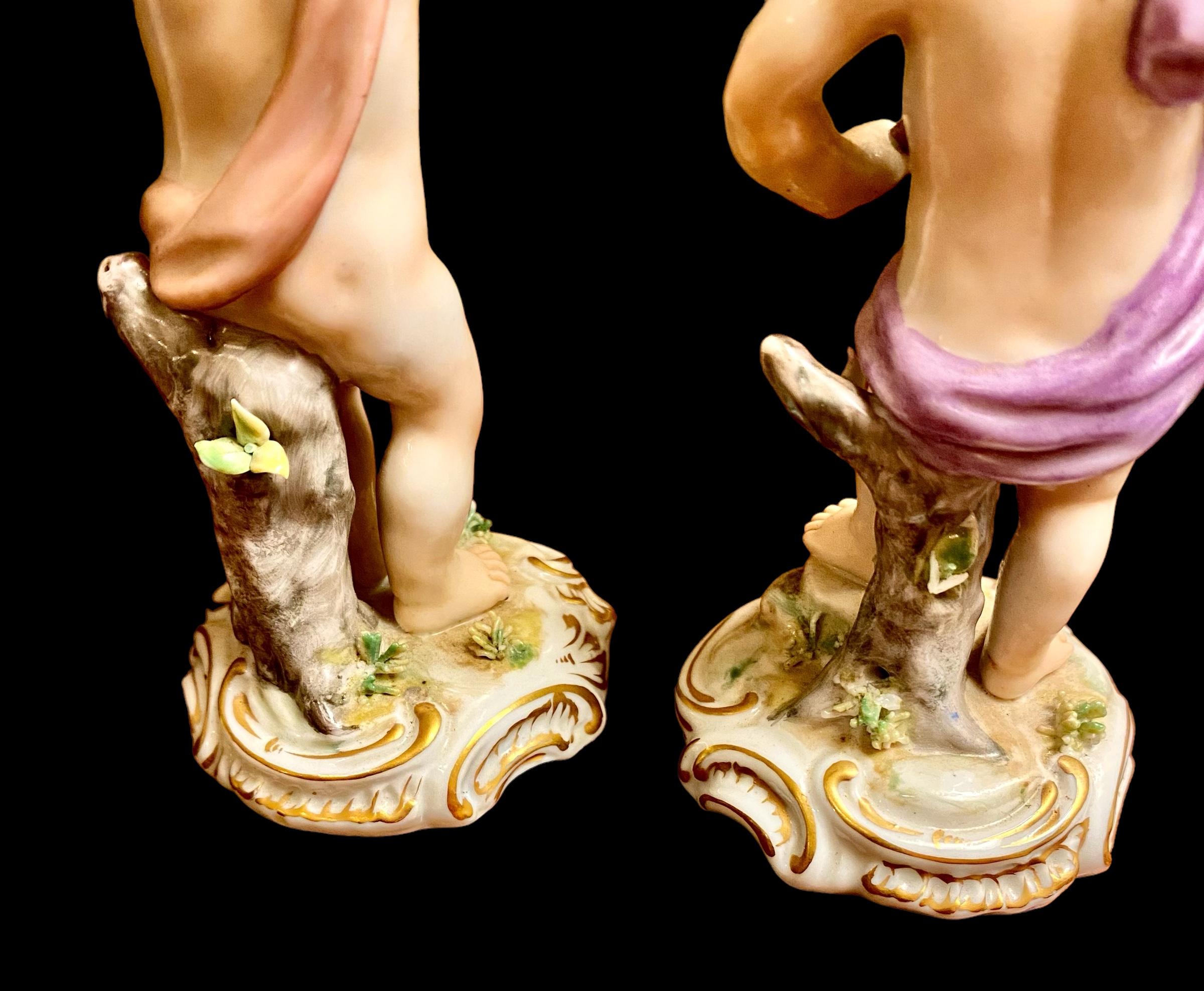 Fait main Paire d'anciens chérubins italiens en porcelaine de Capodimonte en vente