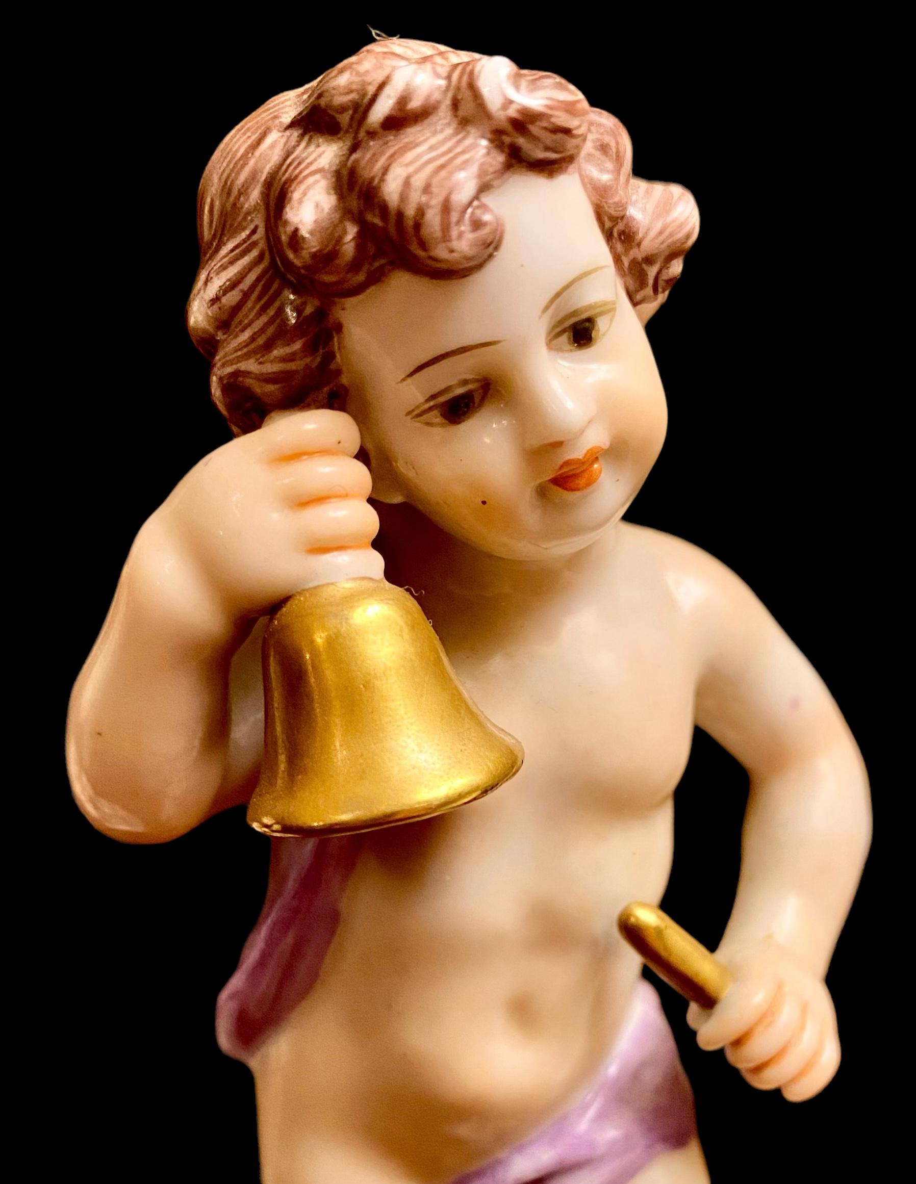 Début du 20ème siècle Paire d'anciens chérubins italiens en porcelaine de Capodimonte en vente